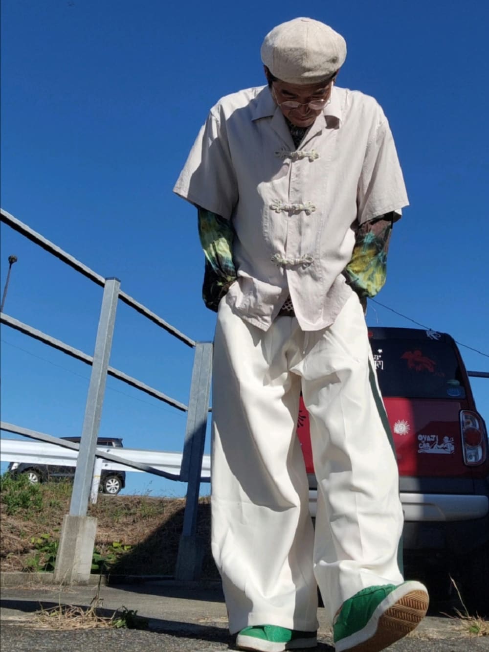 ホワイト系のシャツ/ブラウス、グリーン系のスニーカーを着用したメンズの秋コーディネートの2枚目の写真