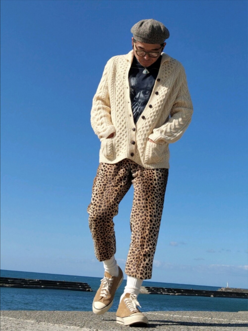 ベージュ系のスニーカー、その他のその他パンツ、ベージュ系のその他アウターを着用したメンズの秋コーディネートの2枚目の写真