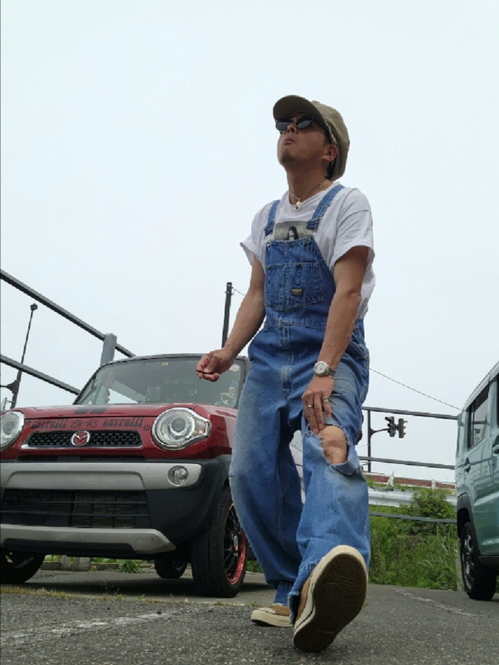 ブルー系のサロペット/オーバーオール、ベージュ系のスニーカー、ホワイト系のTシャツ/カットソーを着用したメンズの春コーディネートの2枚目の写真