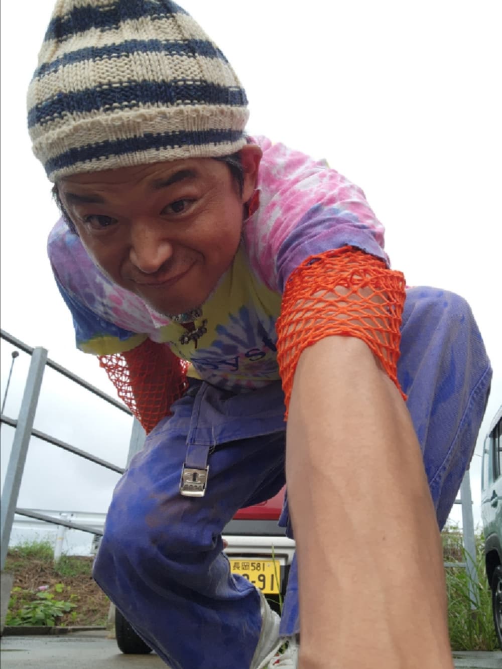 「タイダイ柄、破れT、カバーオール」｜「no brandのアイテム（その他トップス、オレンジ系）」を使った、hiroyukeeeeeeさん（メンズ・179cm）の秋コーディネートの2枚目の写真
