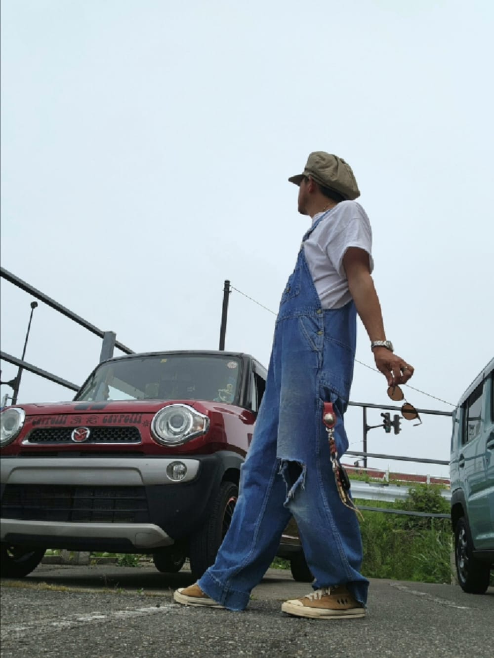 ブルー系のサロペット/オーバーオール、ベージュ系のスニーカー、ホワイト系のTシャツ/カットソーを着用したメンズの春コーディネートの3枚目の写真