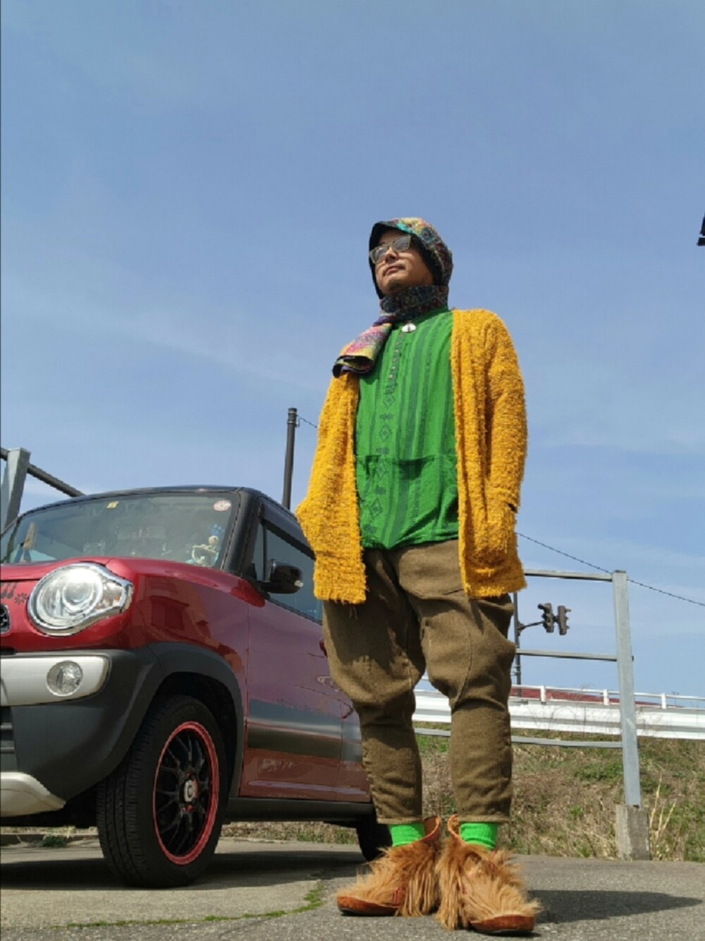 オレンジ系のブーツ、グリーン系のその他パンツ、グリーン系のTシャツ/カットソーを着用したメンズの春コーディネートの2枚目の写真