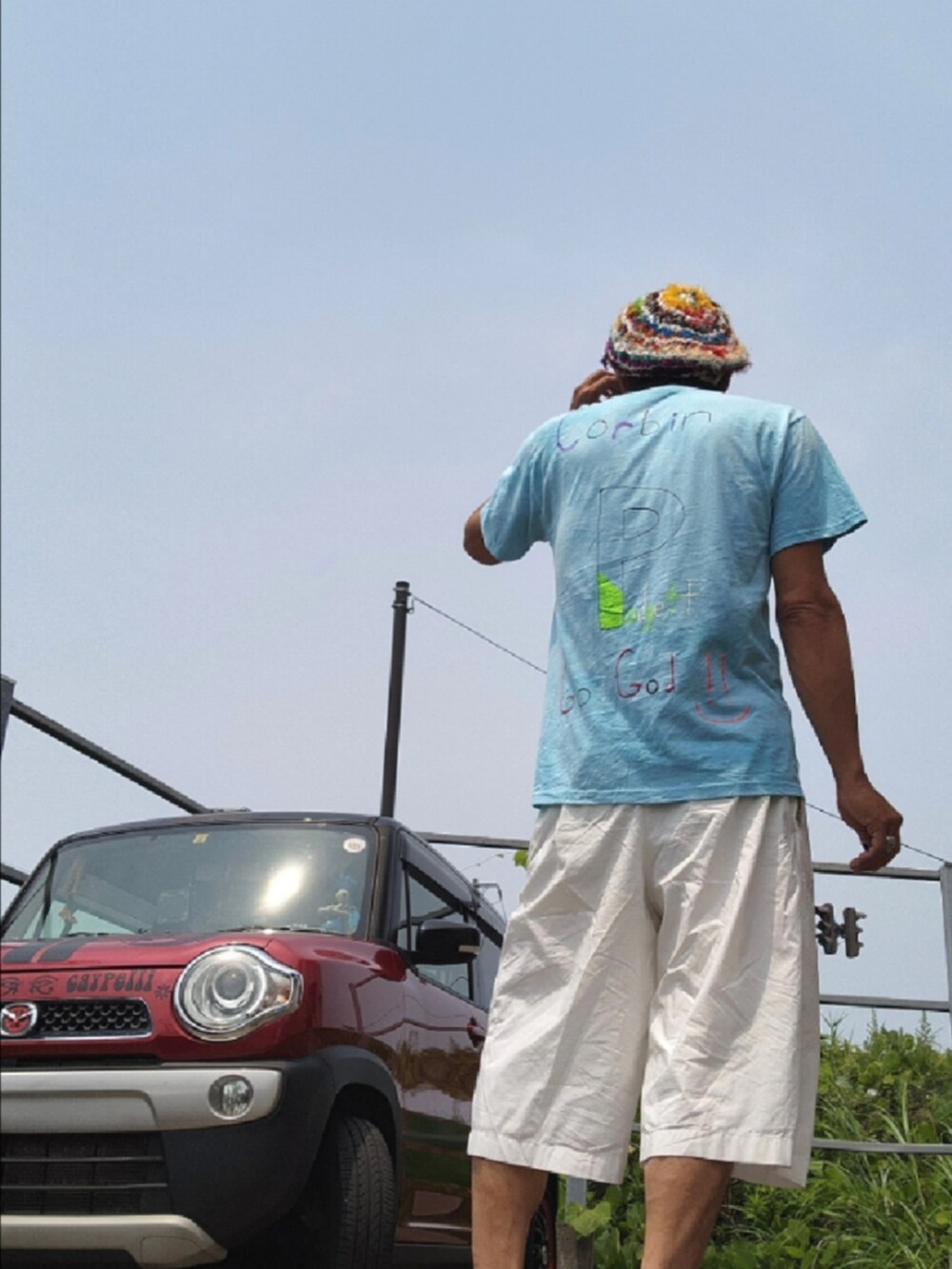 ブルー系のTシャツ/カットソー、ホワイト系のその他パンツを着用したメンズの夏コーディネートの2枚目の写真