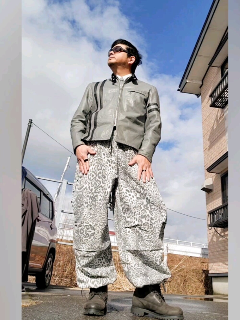 「レオパード、グレーコーデ、トレンチコート、ネクタイコーデ」｜「Timberlandのアイテム（ブーツ、ブラック系）」を使った、hiroyukeeeeeeさん（メンズ・179cm）の冬コーディネートの2枚目の写真