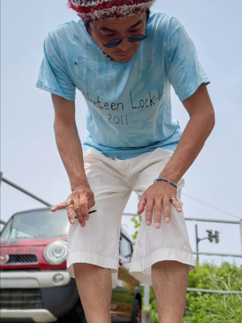 ブルー系のTシャツ/カットソー、ホワイト系のその他パンツを着用したメンズの夏コーディネートの3枚目の写真