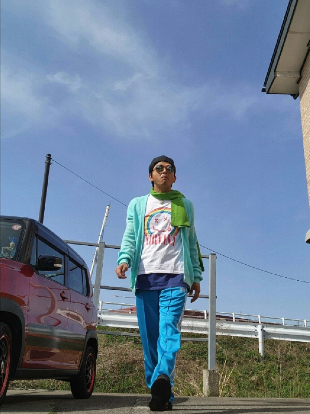 ブルー系のその他パンツ、ホワイト系のTシャツ/カットソーを着用したメンズの春コーディネートの3枚目の写真