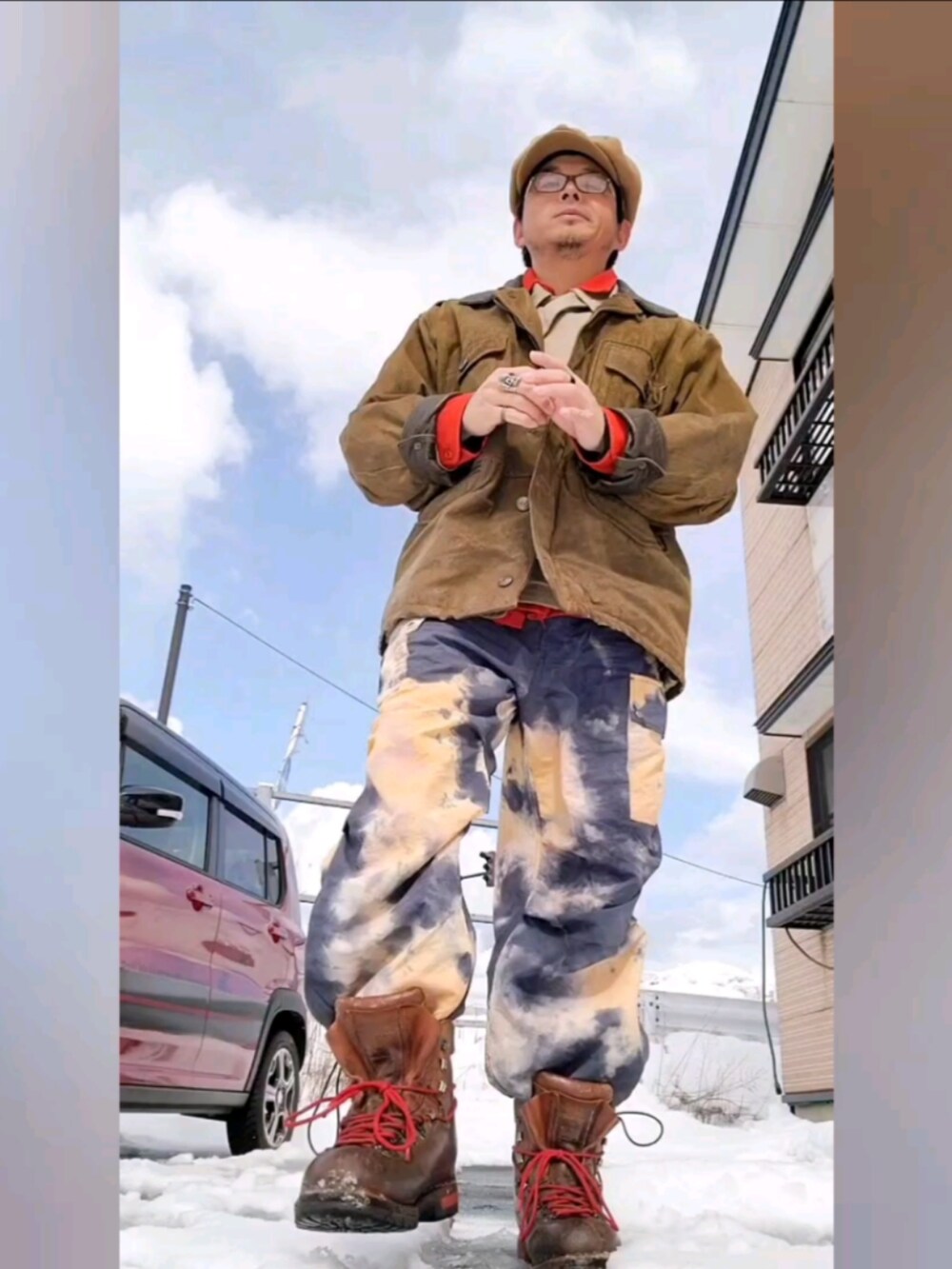 ベージュ系のカーゴパンツ、ベージュ系のミリタリージャケット、ベージュ系のハンチング/ベレー帽を着用したメンズの冬コーディネートの2枚目の写真