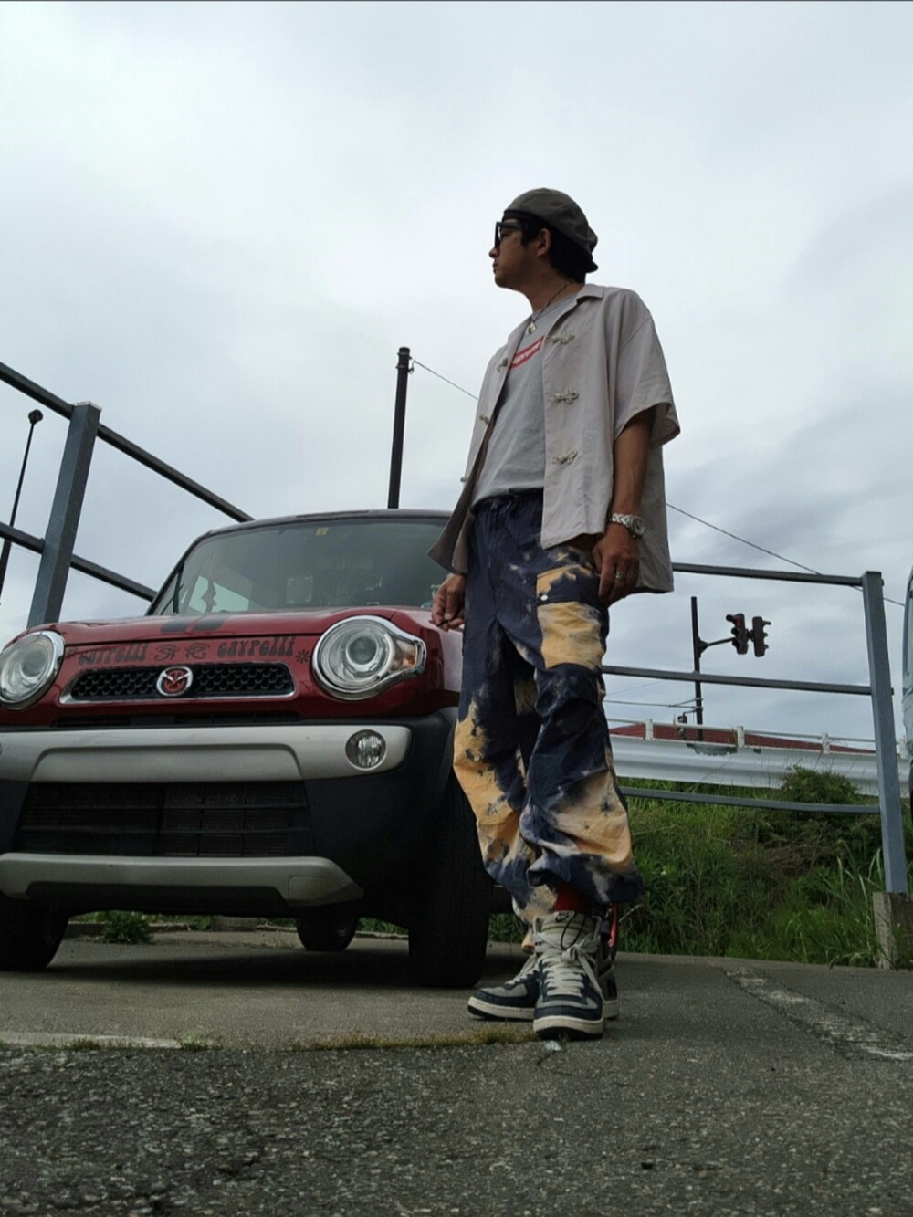 その他のカーゴパンツ、グレー系のスニーカー、グレー系のTシャツ/カットソーを着用したメンズの春コーディネートの2枚目の写真