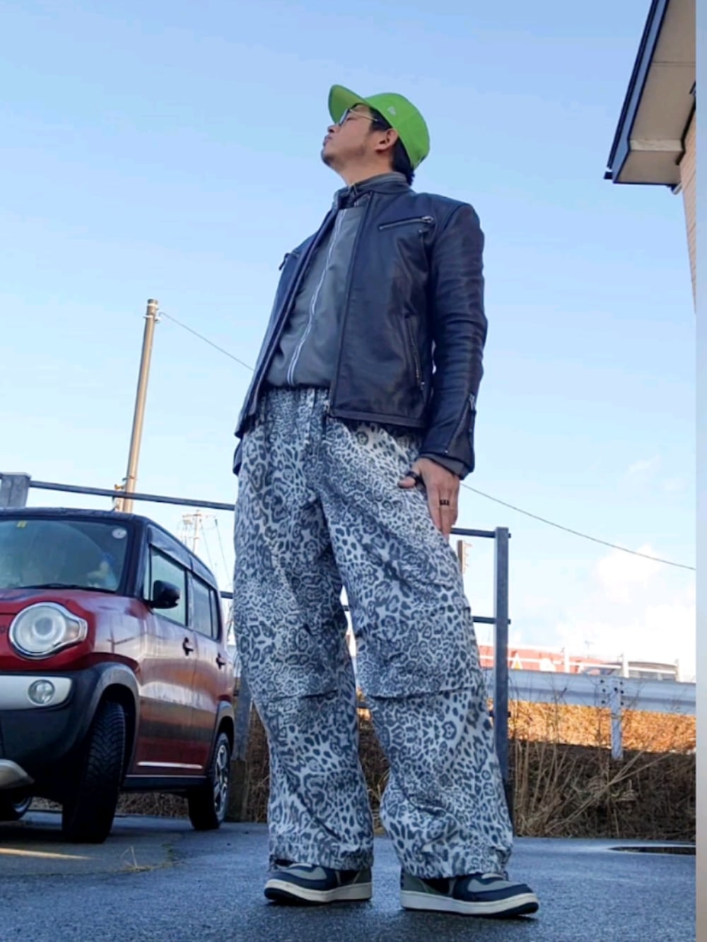 「レオパード、パラシュートパンツ、ライダースジャケット、レザージャケット、今日のコーデ、大人カジュアル」｜「NIKEのアイテム（スニーカー、グレー系）」を使った、hiroyukeeeeeeさん（メンズ・179cm）の冬コーディネートの2枚目の写真