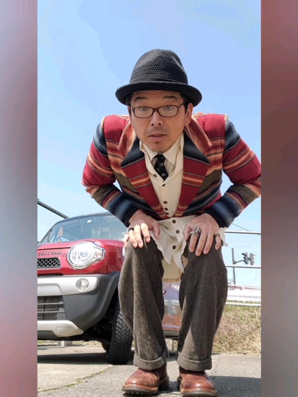 レッド系のジャケット/アウター、ホワイト系のシャツ/ブラウス、ブラウン系のブーツを着用したメンズの春コーディネートの2枚目の写真