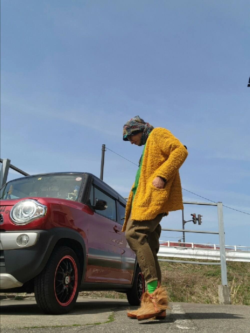 オレンジ系のブーツ、グリーン系のその他パンツ、グリーン系のTシャツ/カットソーを着用したメンズの春コーディネートの3枚目の写真