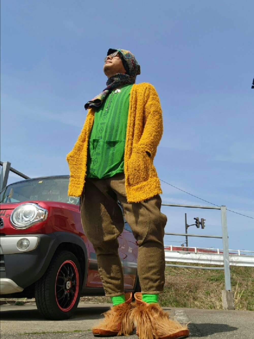 オレンジ系のブーツ、グリーン系のその他パンツ、グリーン系のTシャツ/カットソーを着用したメンズの春コーディネートの4枚目の写真