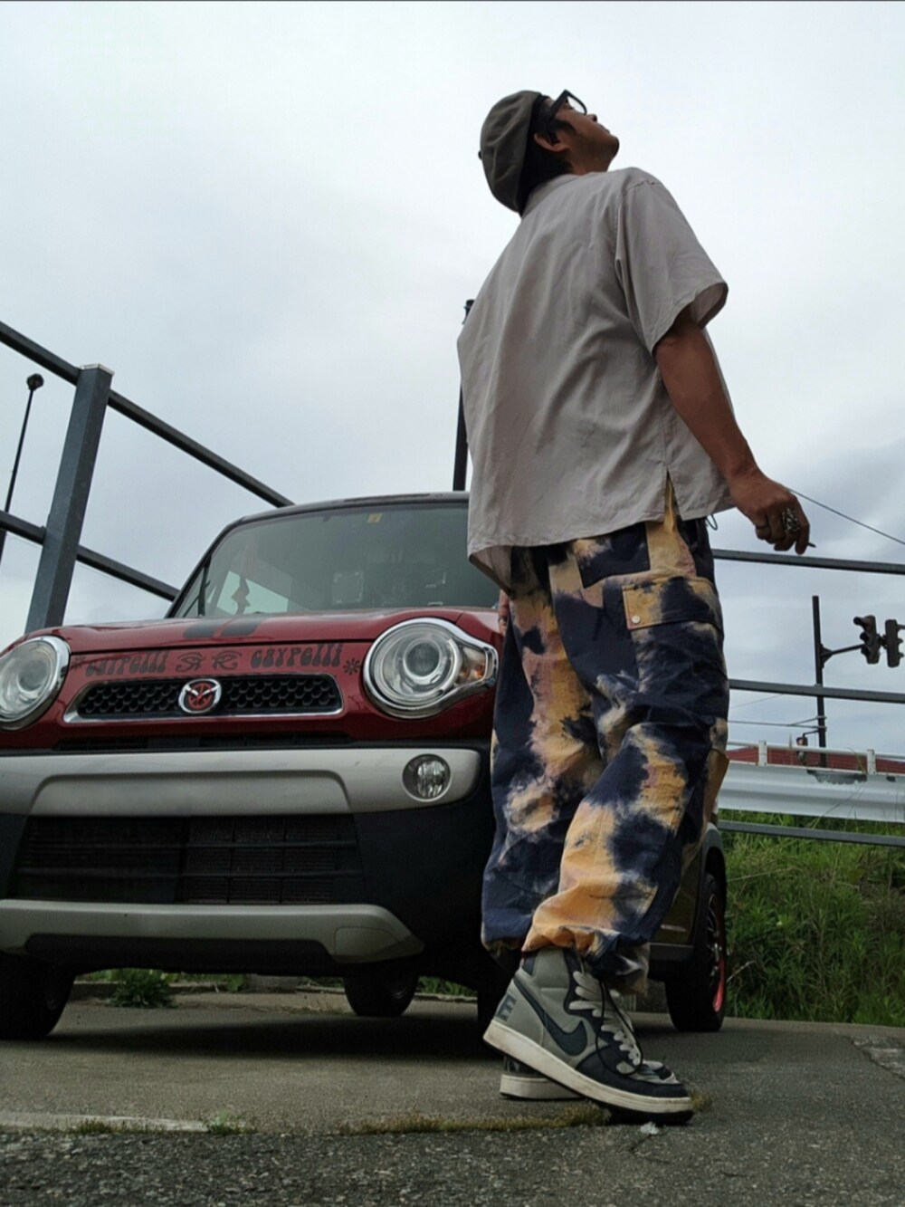 その他のカーゴパンツ、グレー系のスニーカー、グレー系のTシャツ/カットソーを着用したメンズの春コーディネートの3枚目の写真
