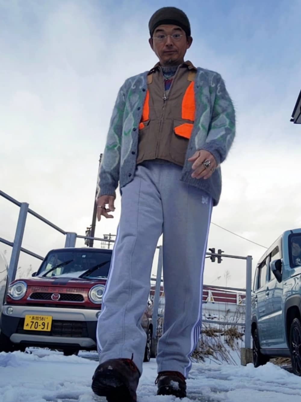 ベージュ系のその他アウター、グレー系のスウェットパンツ、グレー系のカーディガン/ボレロを着用したメンズの冬コーディネートの2枚目の写真