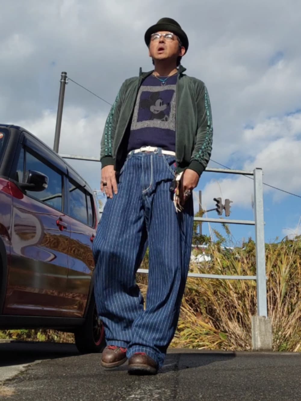 ブルー系のニット/セーター、ブルー系のデニムパンツ、ブラウン系のブーツを着用したメンズの秋コーディネートの3枚目の写真