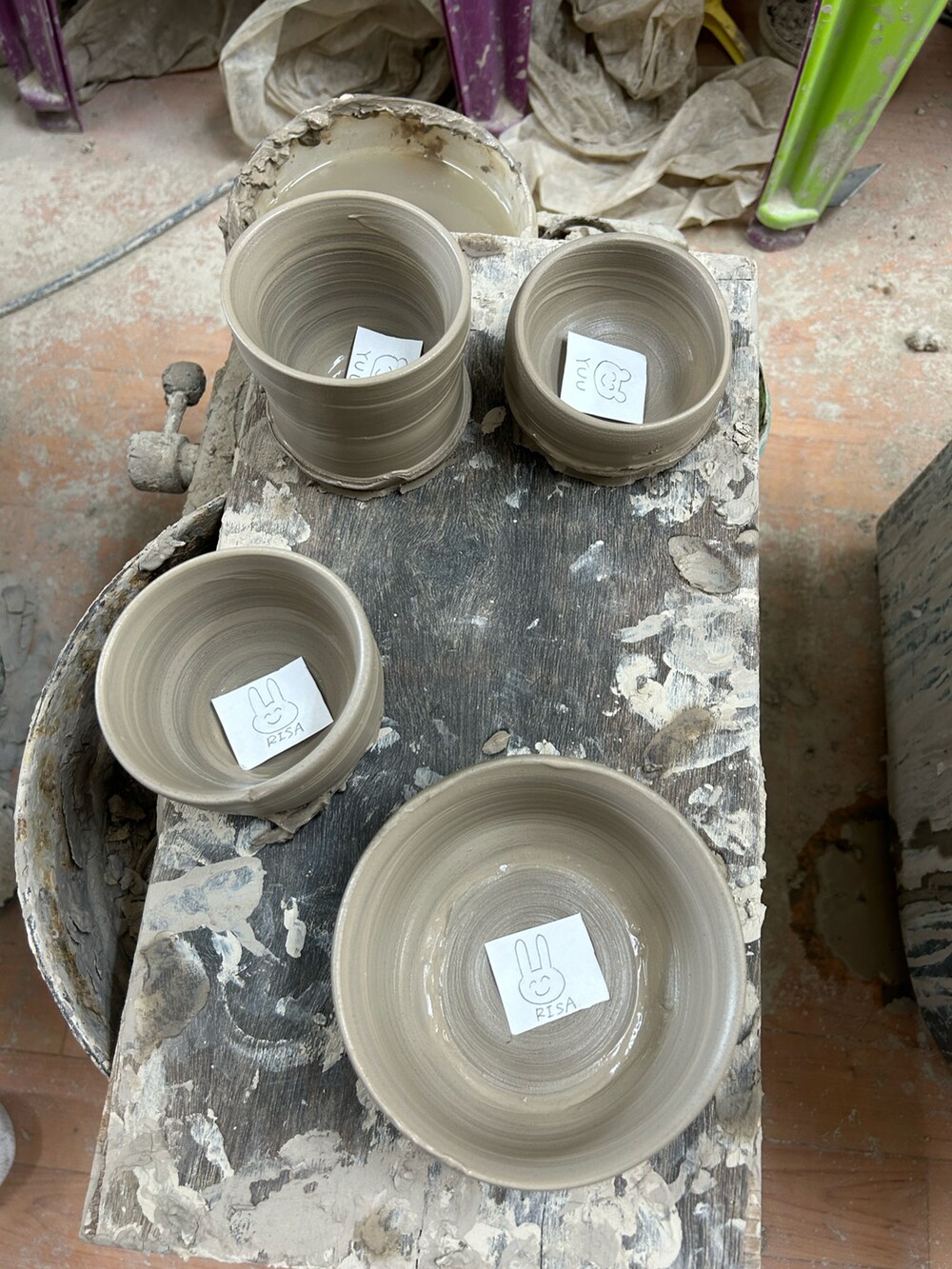 レッド系のドレスを着用したレディースの夏コーディネートの3枚目の写真