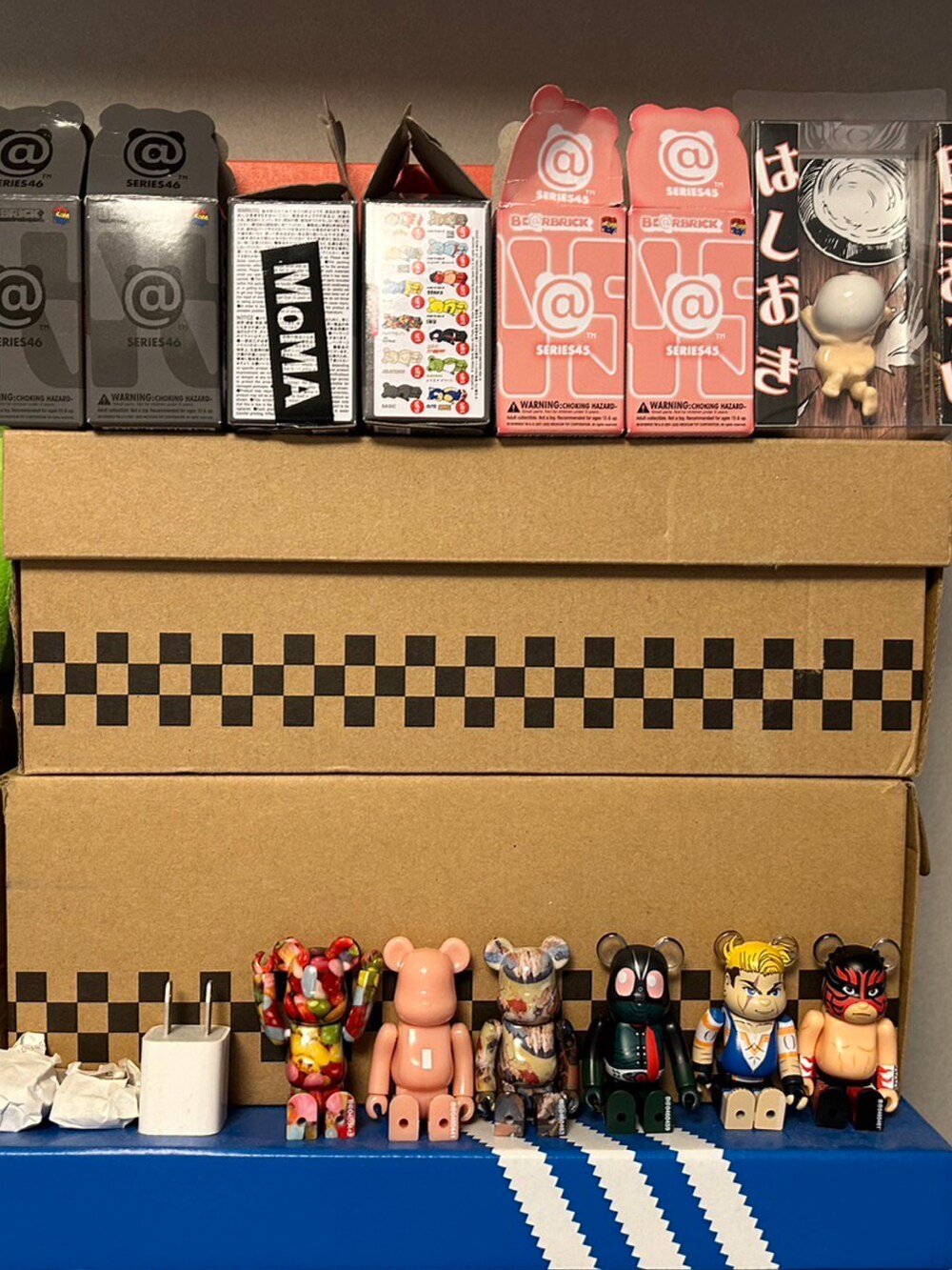 レッド系のドレスを着用したレディースの夏コーディネートの2枚目の写真