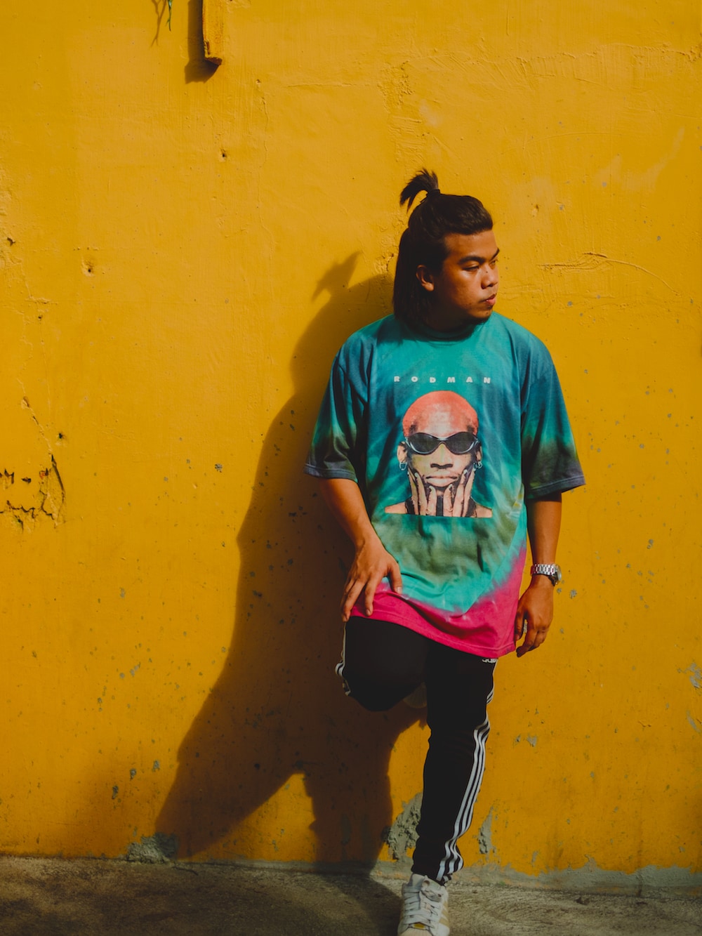 ブラック系のスウェットパンツ、ホワイト系のスニーカーを着用したメンズの夏コーディネートの2枚目の写真