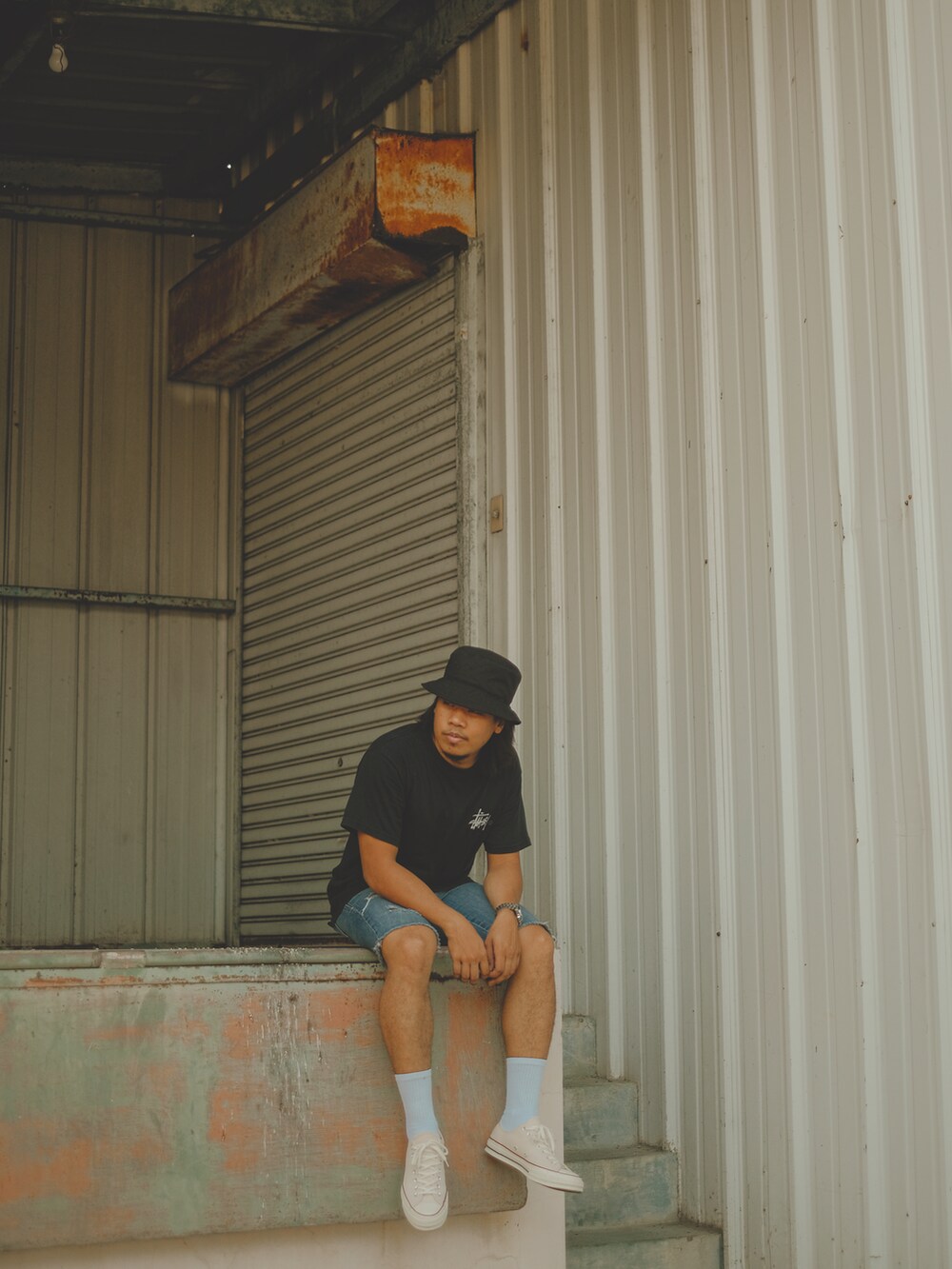 ブラック系のTシャツ/カットソー、ブラック系のハット、シルバー系のアナログ腕時計を着用したメンズの夏コーディネートの2枚目の写真