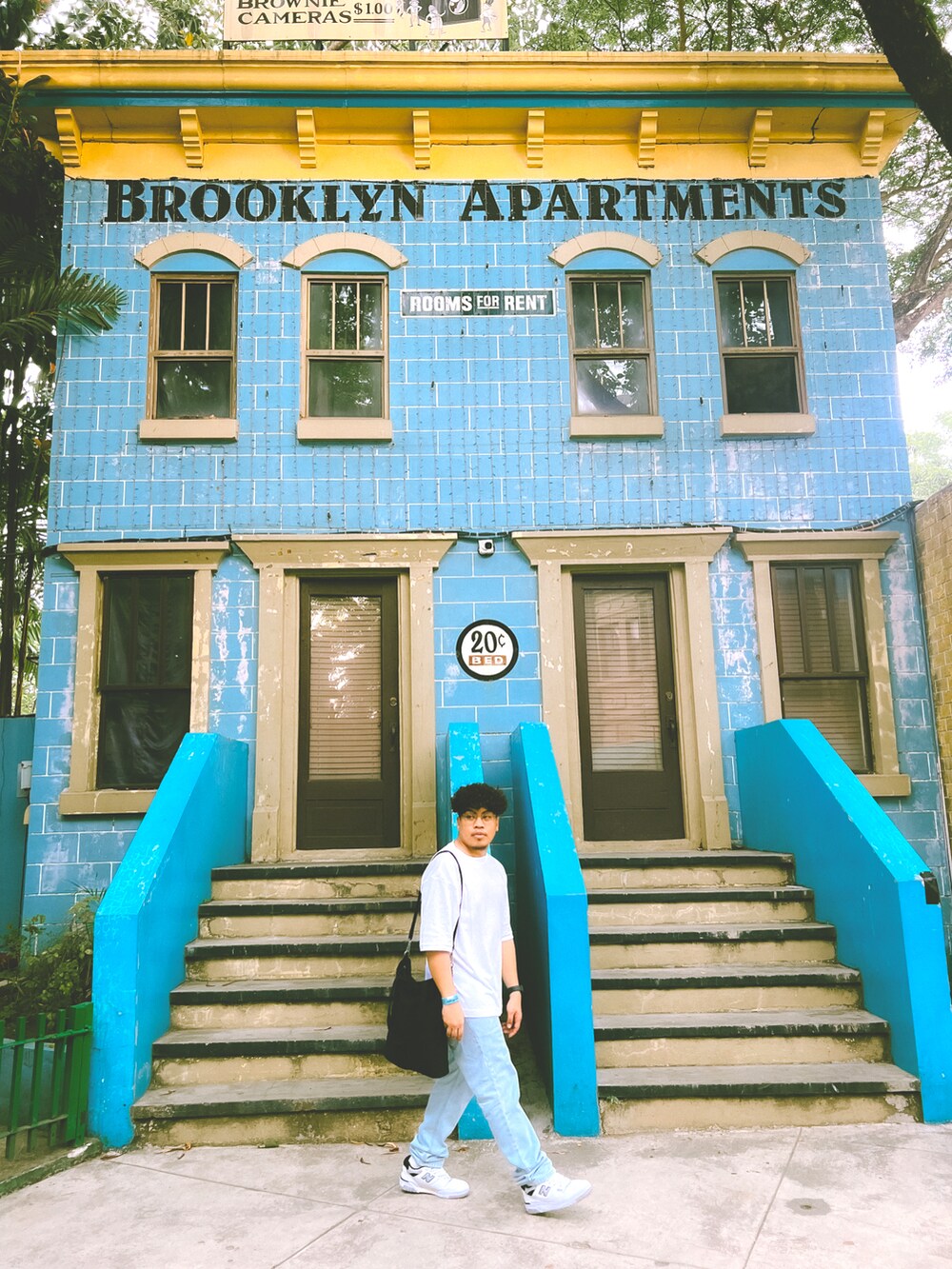 ブルー系のデニムパンツ、ホワイト系のTシャツ/カットソー、ホワイト系のスニーカーを着用したメンズの夏コーディネートの3枚目の写真