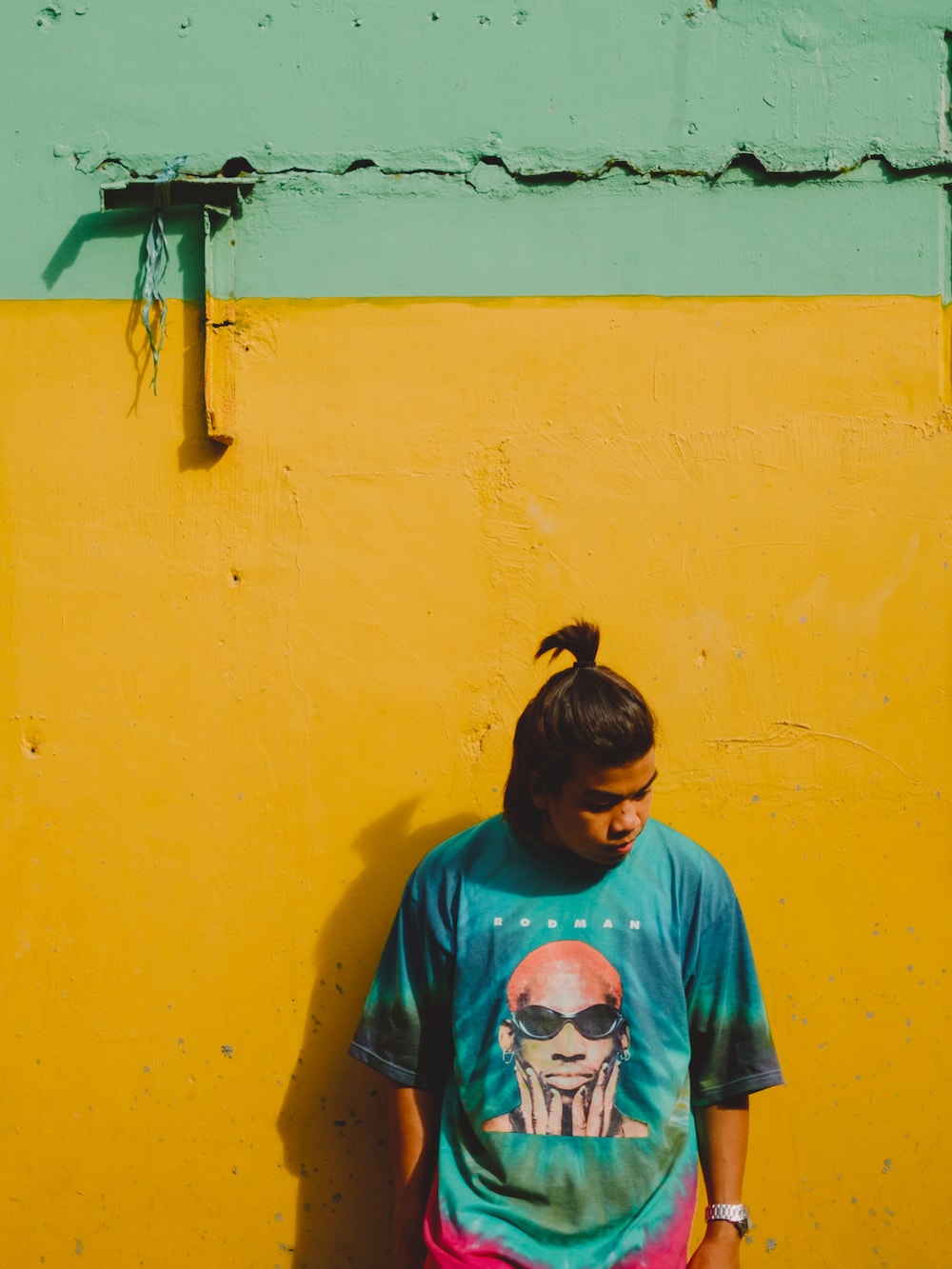 ブラック系のスウェットパンツ、ホワイト系のスニーカーを着用したメンズの夏コーディネートの3枚目の写真