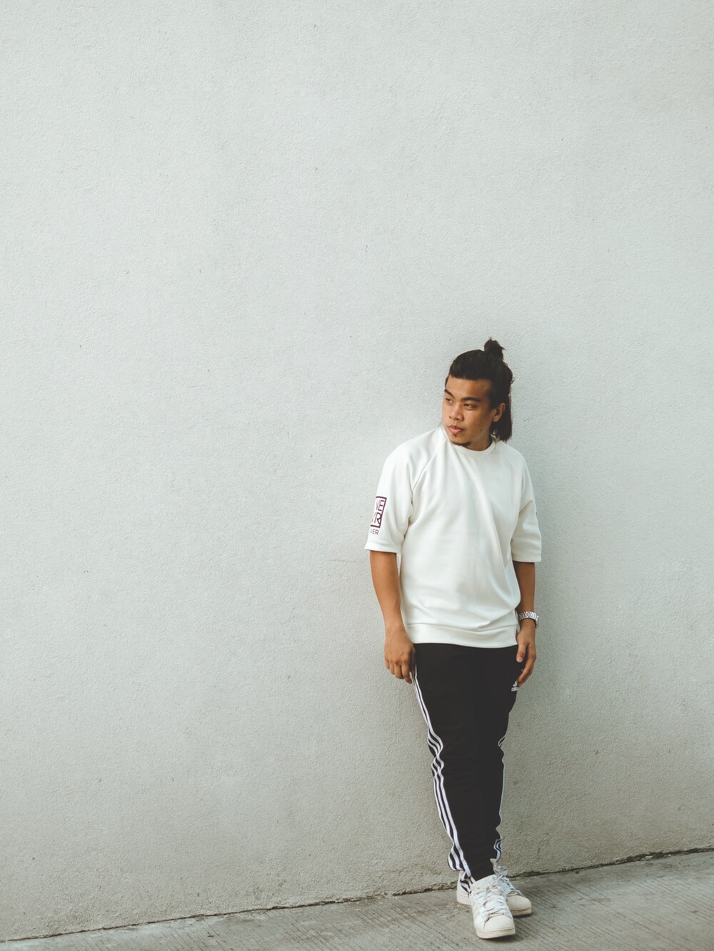 ブラック系のスウェットパンツ、ホワイト系のTシャツ/カットソー、ホワイト系のスニーカーを着用したメンズの夏コーディネートの5枚目の写真