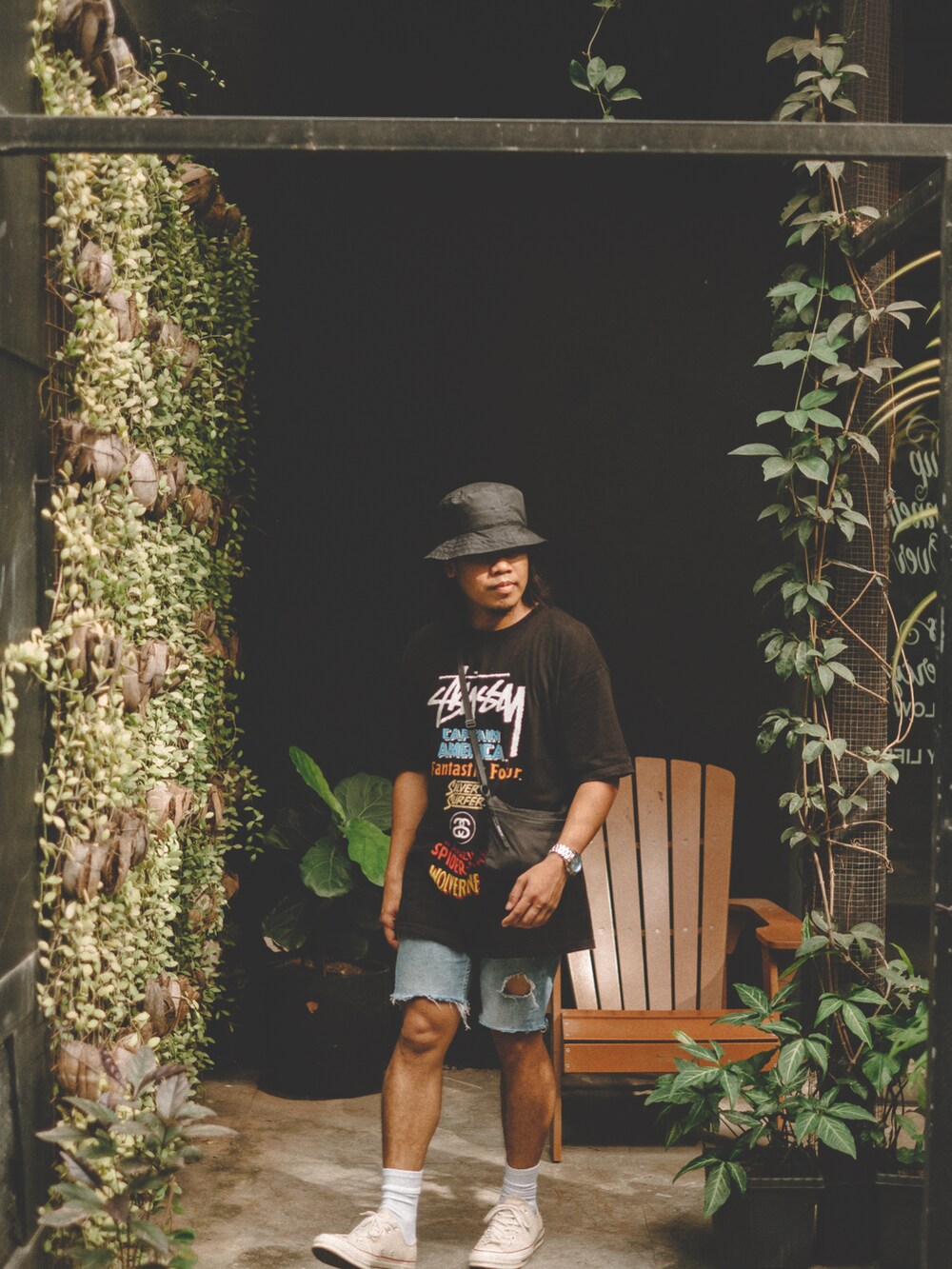 ブラック系のTシャツ/カットソー、ホワイト系のスニーカー、ブラック系のキャップを着用したメンズの夏コーディネートの3枚目の写真