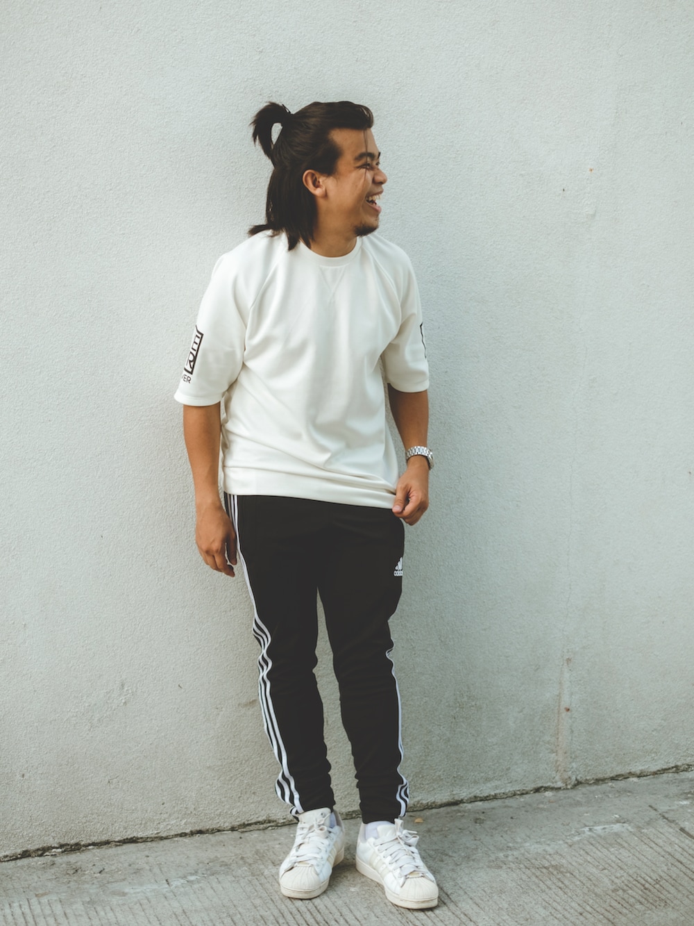 ブラック系のスウェットパンツ、ホワイト系のTシャツ/カットソー、ホワイト系のスニーカーを着用したメンズの夏コーディネートの2枚目の写真