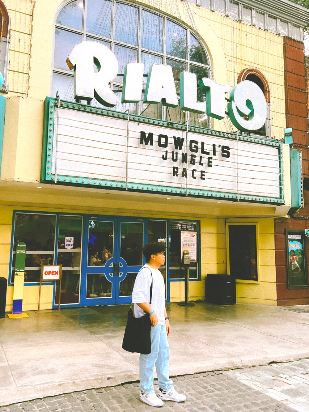 ブルー系のデニムパンツ、ホワイト系のTシャツ/カットソー、ホワイト系のスニーカーを着用したメンズの夏コーディネートの5枚目の写真