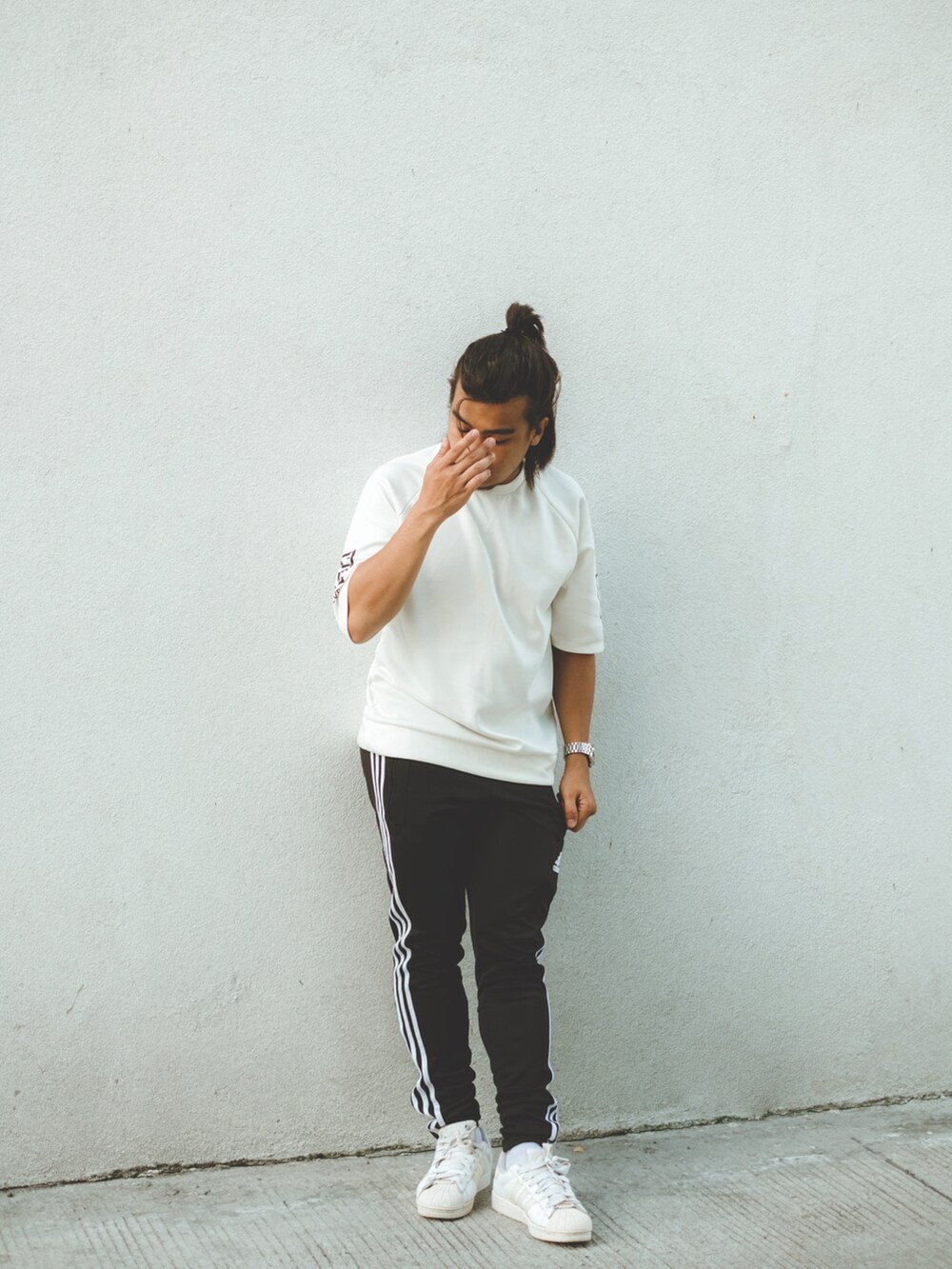 ブラック系のスウェットパンツ、ホワイト系のTシャツ/カットソー、ホワイト系のスニーカーを着用したメンズの夏コーディネートの4枚目の写真
