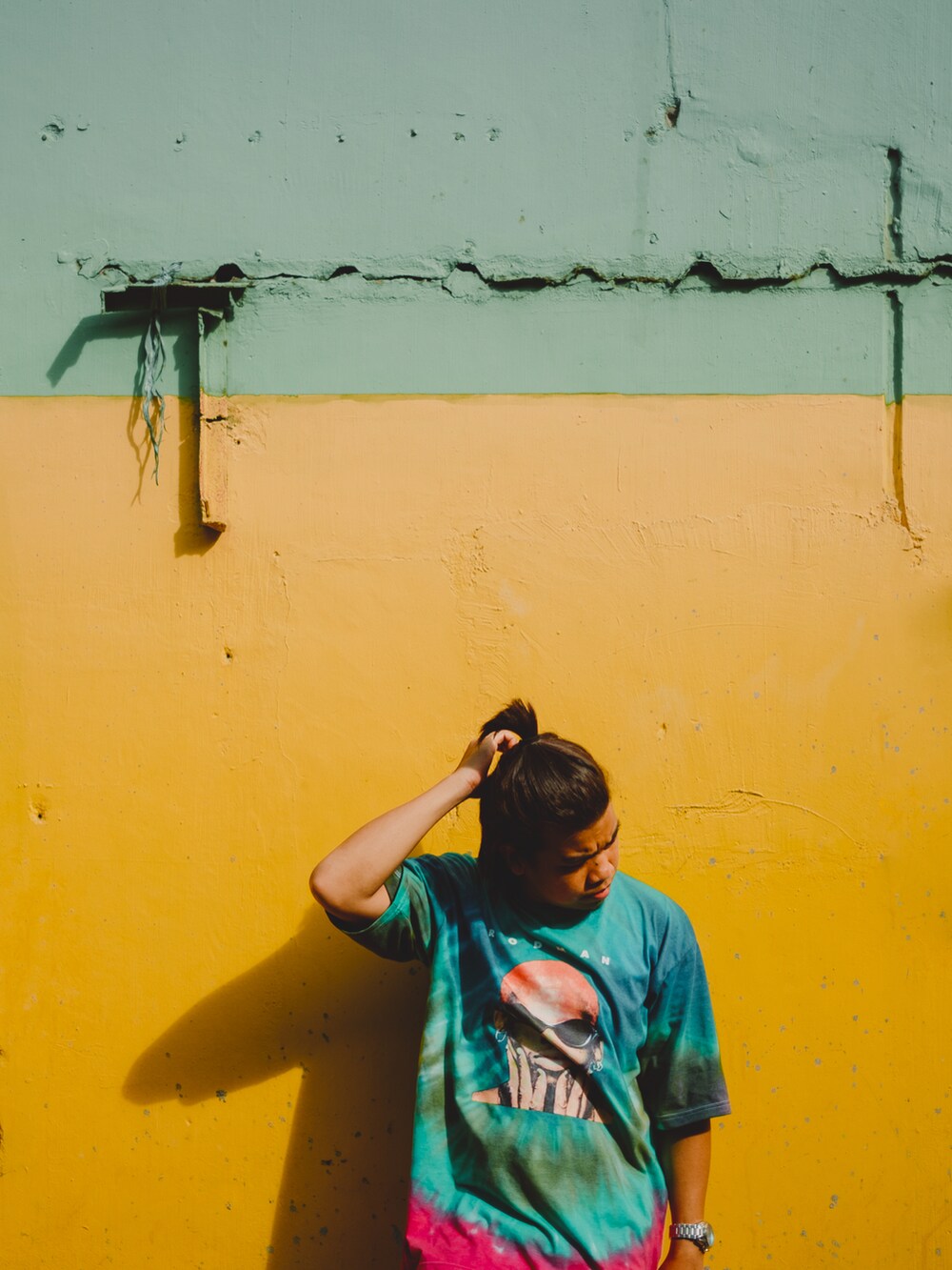 ブラック系のスウェットパンツ、ホワイト系のスニーカーを着用したメンズの夏コーディネートの4枚目の写真