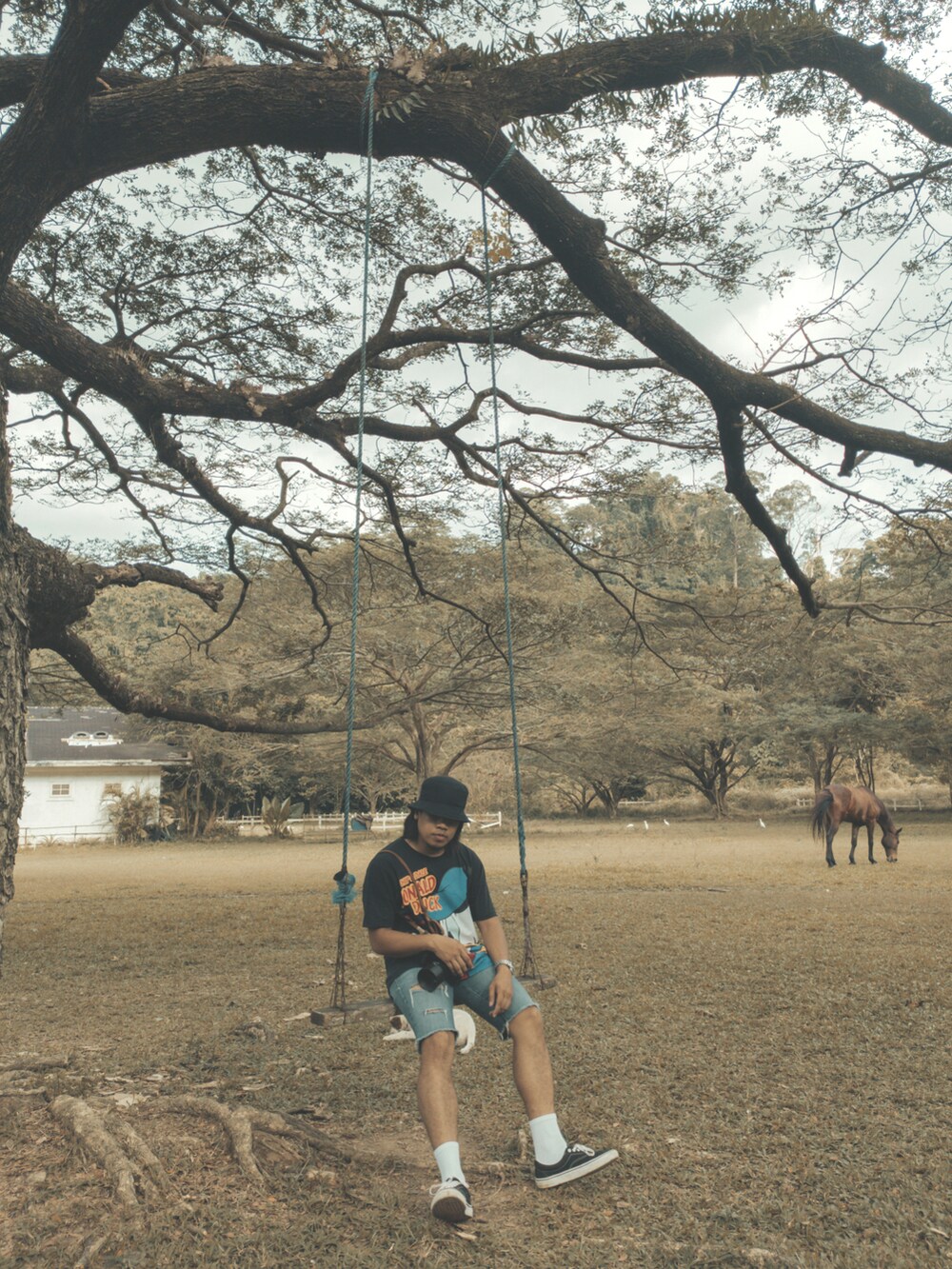 ブラック系のTシャツ/カットソー、ブルー系のパンツ、ブラック系のスニーカーを着用したメンズの夏コーディネートの2枚目の写真