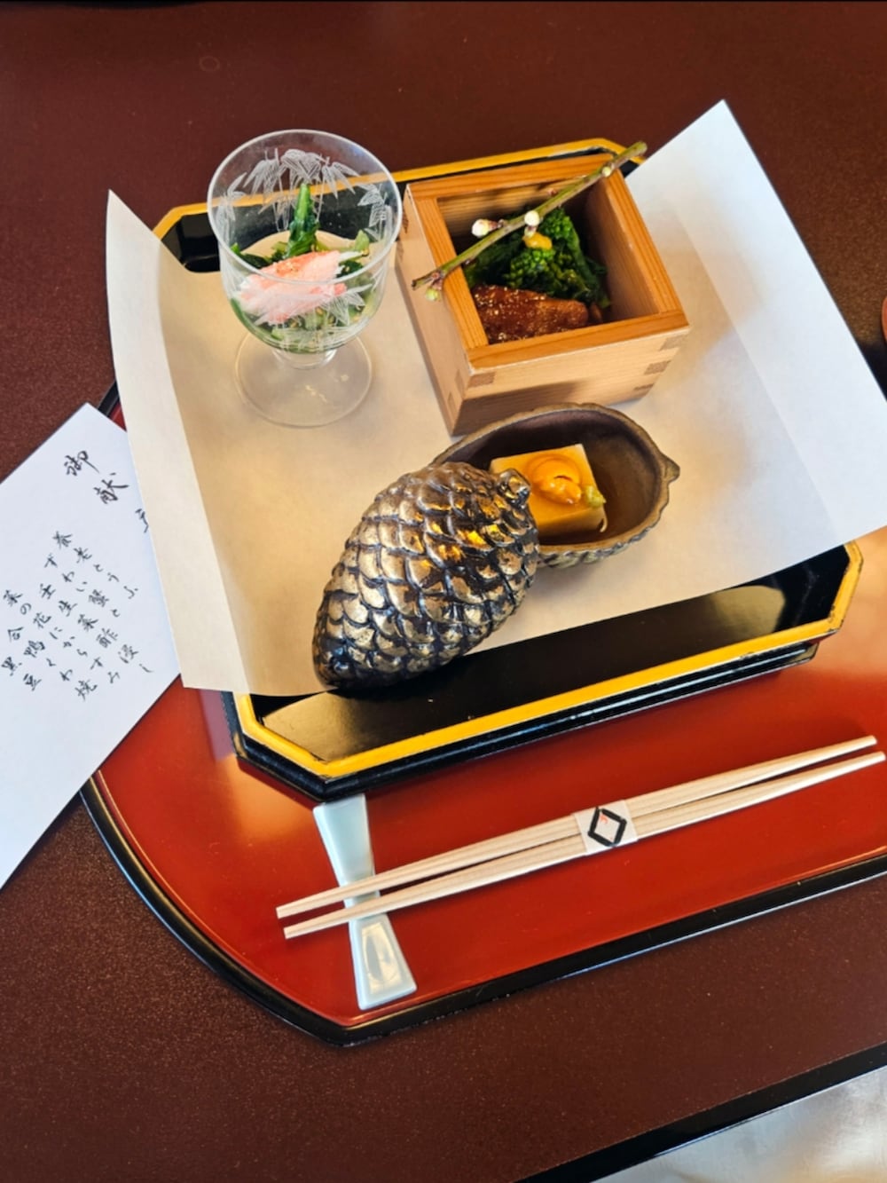 「メンズファッション、大人カジュアル、休日コーデ、スラックス、ミリタリーパンツ、モンクストラップ、コート、紺ブレ、トートバッグ、初老のこうでねぇと」|「GRENFELLのGRENFELL バルカラーベルテッドコート KILBURN VULCANIZELONDON 別注 ダークカーキ(ステンカラーコート、グリーン系)」を使った、D・BLUEさん(メンズ・170cm)の冬コーディネートの4枚目の写真