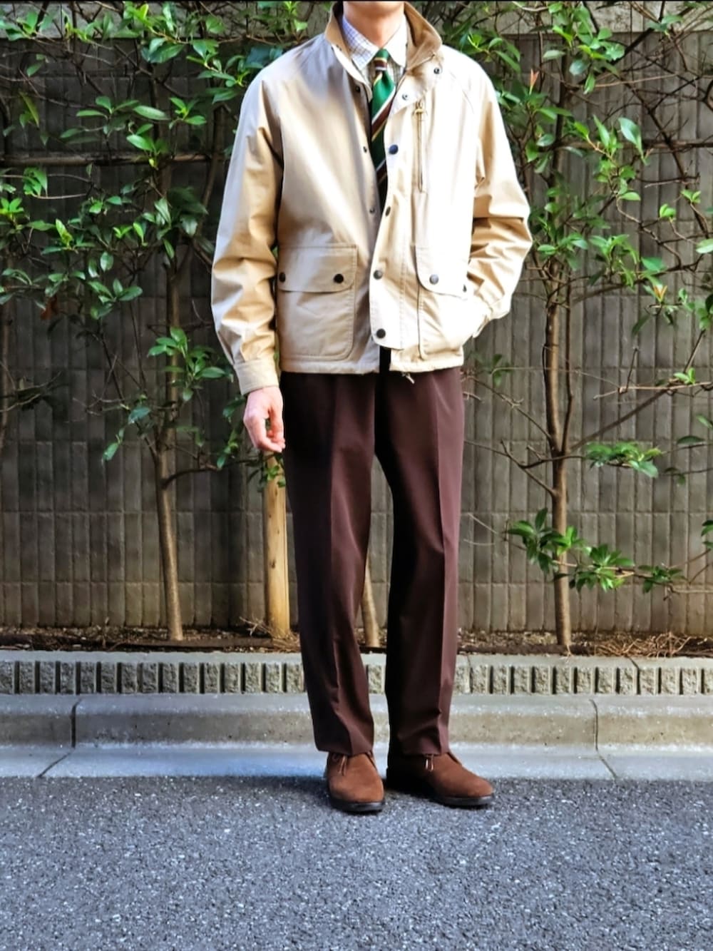 「チャッカブーツ、大人コーデ、休日コーデ、古着MIX、バブアー、メンズファッション、メンズコーデ、ネクタイコーデ、ootd、秋コーデ」｜「BarbourのBarbour BEAULIEU コットンブルゾン サンドベージュ　USED（ブルゾン、ベージュ系）」を使った、D・BLUEさん（メンズ・170cm）の秋コーディネートの2枚目の写真