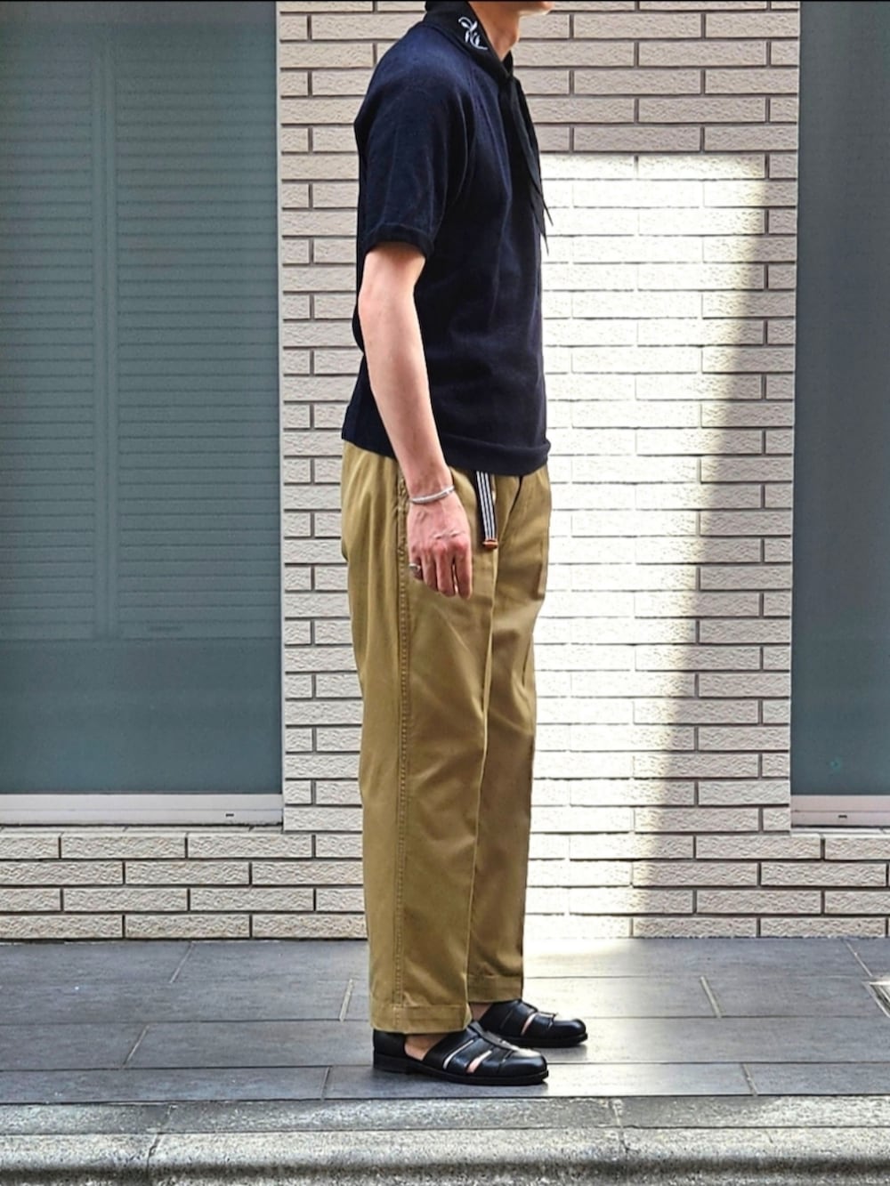 「ネッカチーフ、リネン、夏コーデ、夏だ！Tシャツ着よう！、今日のコーデ、大人カジュアル、休日コーデ、ootd、チノパン、グルカサンダル、初老のこうでねぇと」｜「SHIPSのSHIPS 和紙混紡ニットT（Tシャツ/カットソー、ブルー系）」を使った、D・BLUEさん（メンズ・170cm）の夏コーディネートの3枚目の写真