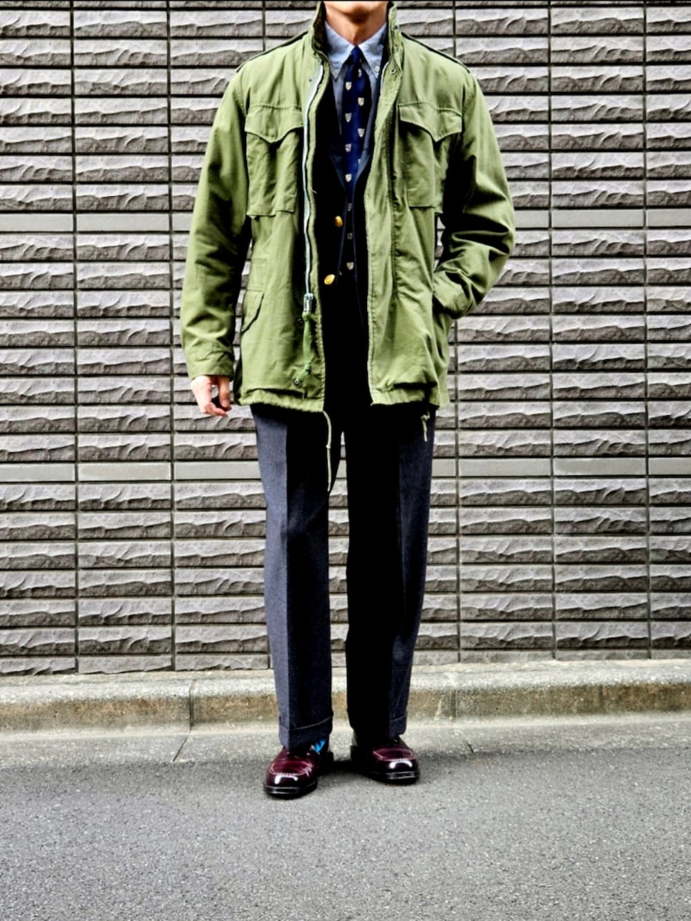 「休日スタイル、今日のコーデ、休日コーデ、ミリタリージャケット、スラックス、メンズコーデ、ootd、ネクタイ、ローファー、初老のこうでねぇと」|「US ARMY のUS ARMY 1967's M-65 フィールドジャケット 2nd(ミリタリージャケット、グリーン系)」を使った、D・BLUEさん(メンズ・170cm)の春コーディネートの2枚目の写真