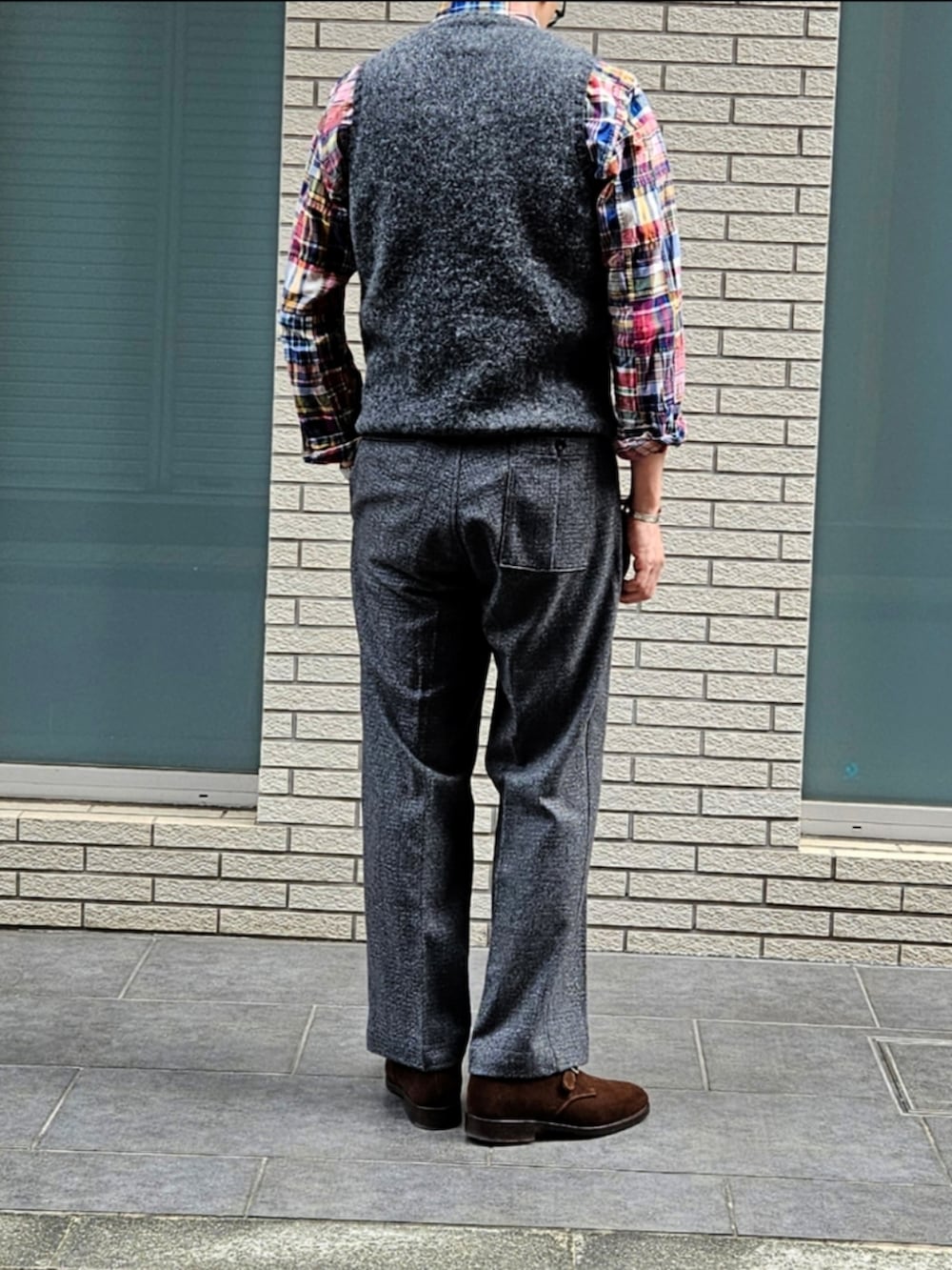 「チェックシャツ、ベスト、グルカパンツ、スエードシューズ、トゥアレグシルバー、グレーコーデ、レイヤードスタイル、今日のコーデ、大人カジュアル、休日コーデ、初老のこうでねぇと、秋っぽコーデ更新中」｜「NORTHERN CROFTERのNORTHERN CROFTER ウールベスト（ベスト、グレー系）」を使った、D・BLUEさん（メンズ・170cm）の秋コーディネートの3枚目の写真