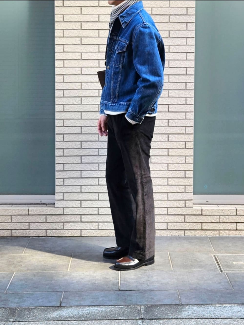 「デニムジャケット、タートルネックニット、コーデュロイパンツ、ローファー、キャップ、ストール、大人カジュアル、休日コーデ、初老のこうでねぇと、メンズファッション、リーバイス、rrl、春めき満開コーデ」｜「Levi'sのLEVI'S 70505 4th bigE 60-70's Vintage（デニムジャケット、ブルー系）」を使った、D・BLUEさん（メンズ・170cm）の春コーディネートの2枚目の写真