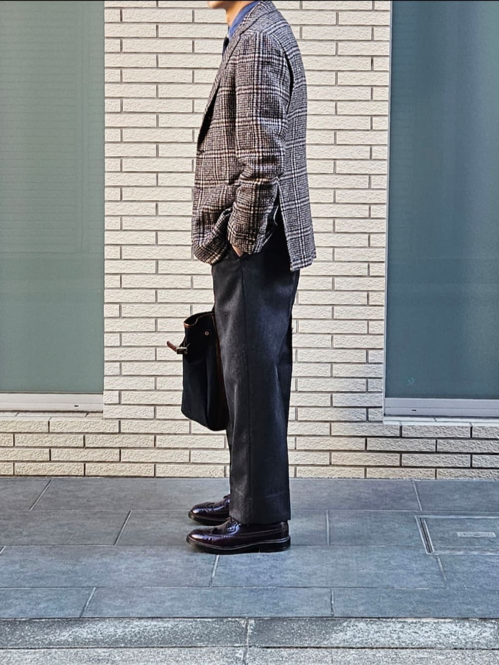 「今日のコーデ、大人カジュアル、ジャケット、スラックス、革靴、トートバッグ、ootd、初老のこうでねぇと、ネクタイ、ニットベスト、ボタンダウンシャツ」｜「Alfonso SiricaのAlfonsoSirica FERLA社 ベビーアルパカウール グレンプレイドライトツイードJKT handmade（テーラードジャケット、ブラウン系）」を使った、D・BLUEさん（メンズ・170cm）の冬コーディネートの3枚目の写真