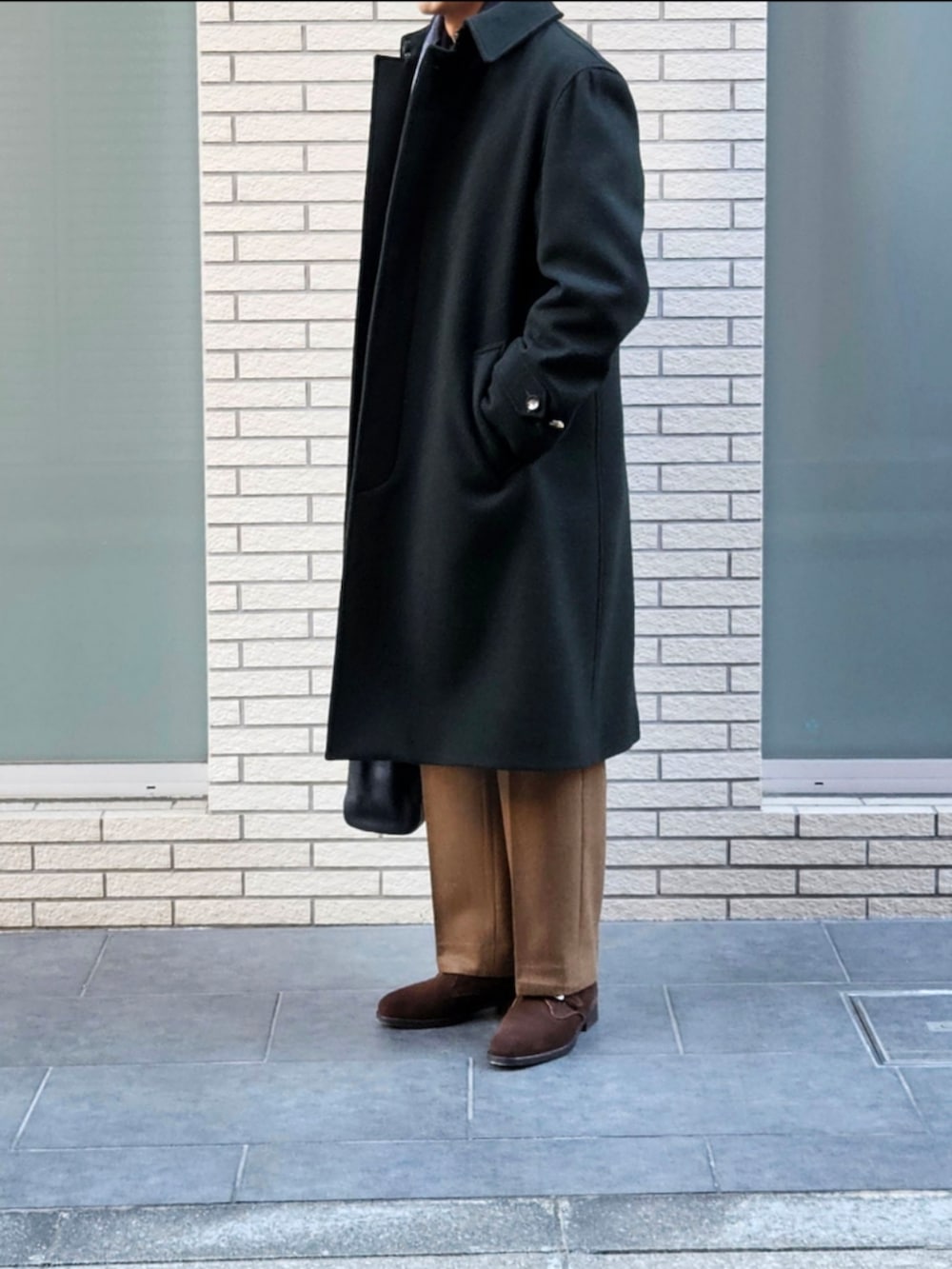 「メンズファッション、大人カジュアル、休日コーデ、スラックス、ミリタリーパンツ、モンクストラップ、コート、紺ブレ、トートバッグ、初老のこうでねぇと」|「GRENFELLのGRENFELL バルカラーベルテッドコート KILBURN VULCANIZELONDON 別注 ダークカーキ(ステンカラーコート、グリーン系)」を使った、D・BLUEさん(メンズ・170cm)の冬コーディネートの3枚目の写真