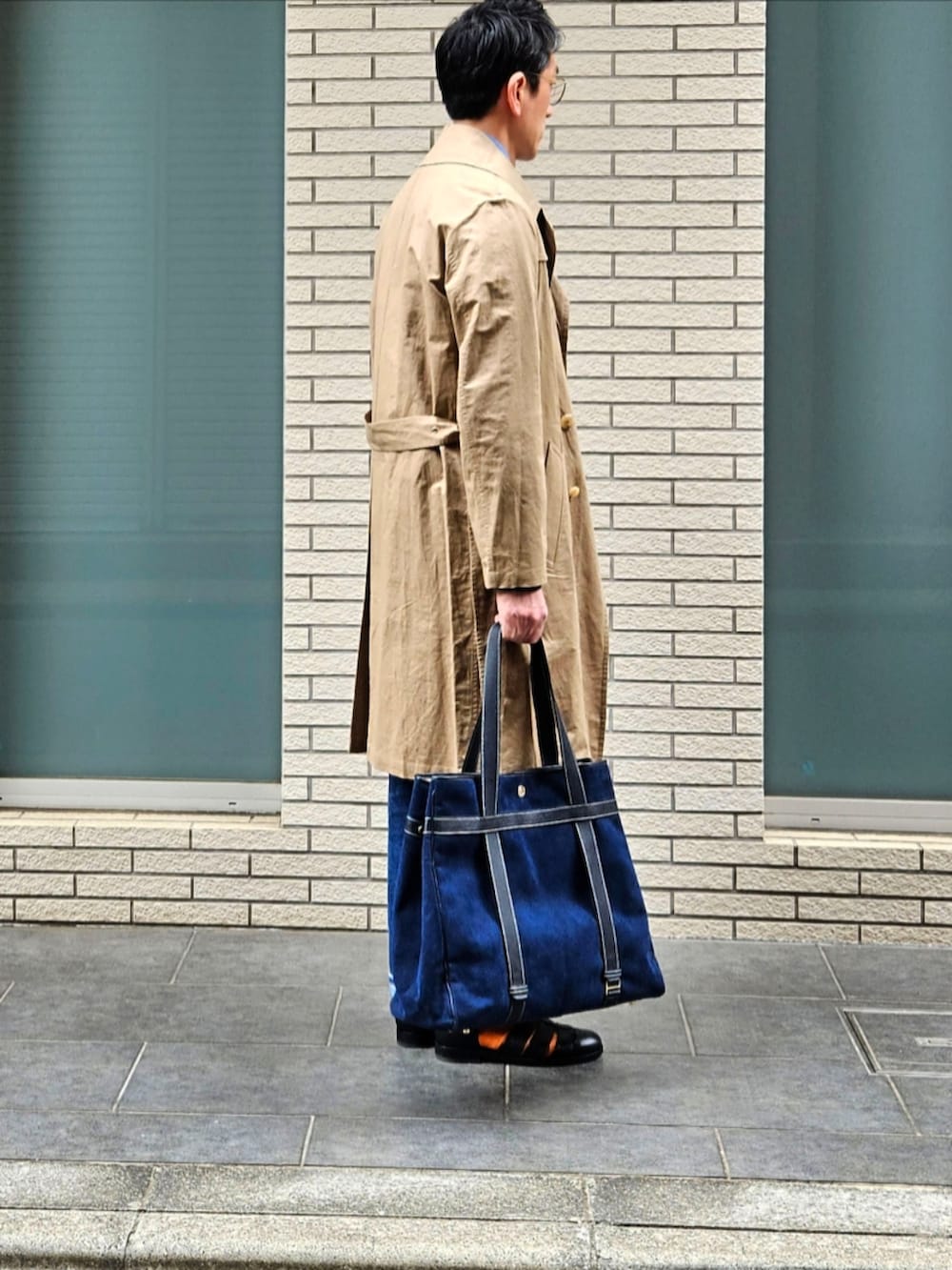 「メンズファッション、デニムパンツ、シャンブレーシャツ、大人カジュアル、休日コーデ、スプリングコート、トートバッグ、デニムジャケット、初老のこうでねぇと、ネクタイ」|「SealupのSealup コットンリネン BELTED COAT beige USED (トレンチコート、ベージュ系)」を使った、D・BLUEさん(メンズ・170cm)の春コーディネートの2枚目の写真