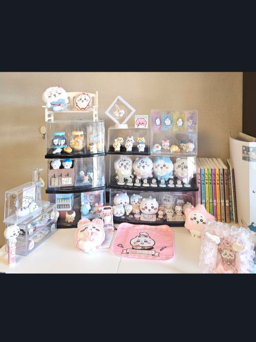 ベージュ系のその他アウター、ブラック系のニット/セーター、ブルー系のスラックスを着用したメンズの冬コーディネートの4枚目の写真