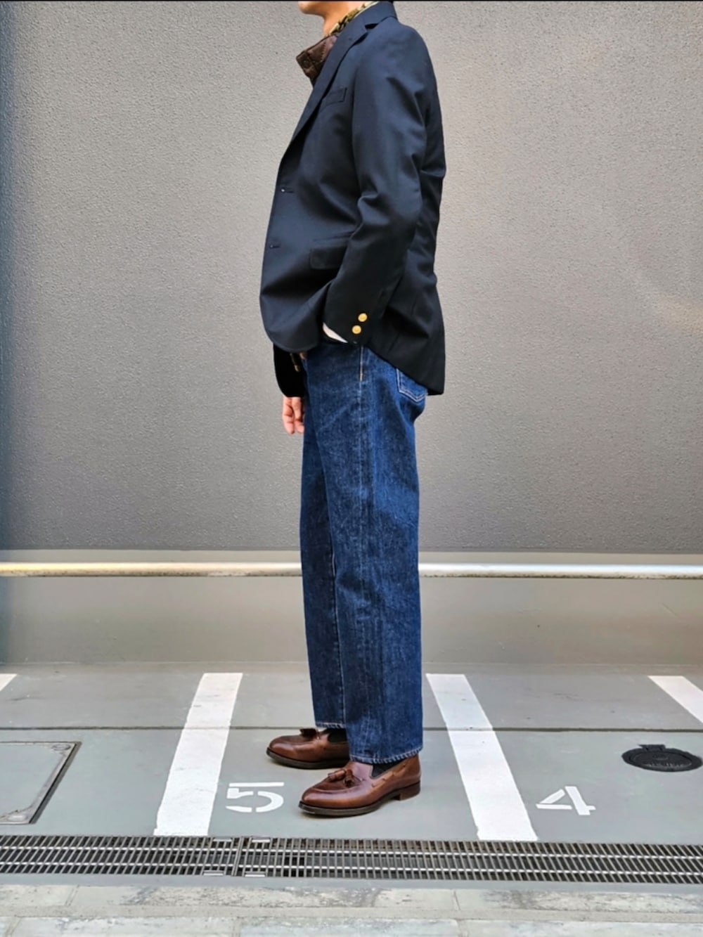 「休日スタイル、オトナカジュアル、休日コーデ、紺ブレ、ジーンズ、ベスト、メンズコーデ、メンズファッション、ootd、初老のこうでねぇと」|「J.PRESSのJ.PRESS PEPPIN MERINO ネイビーブレザー(テーラードジャケット、ブルー系)」を使った、D・BLUEさん(メンズ・170cm)の秋コーディネートの2枚目の写真