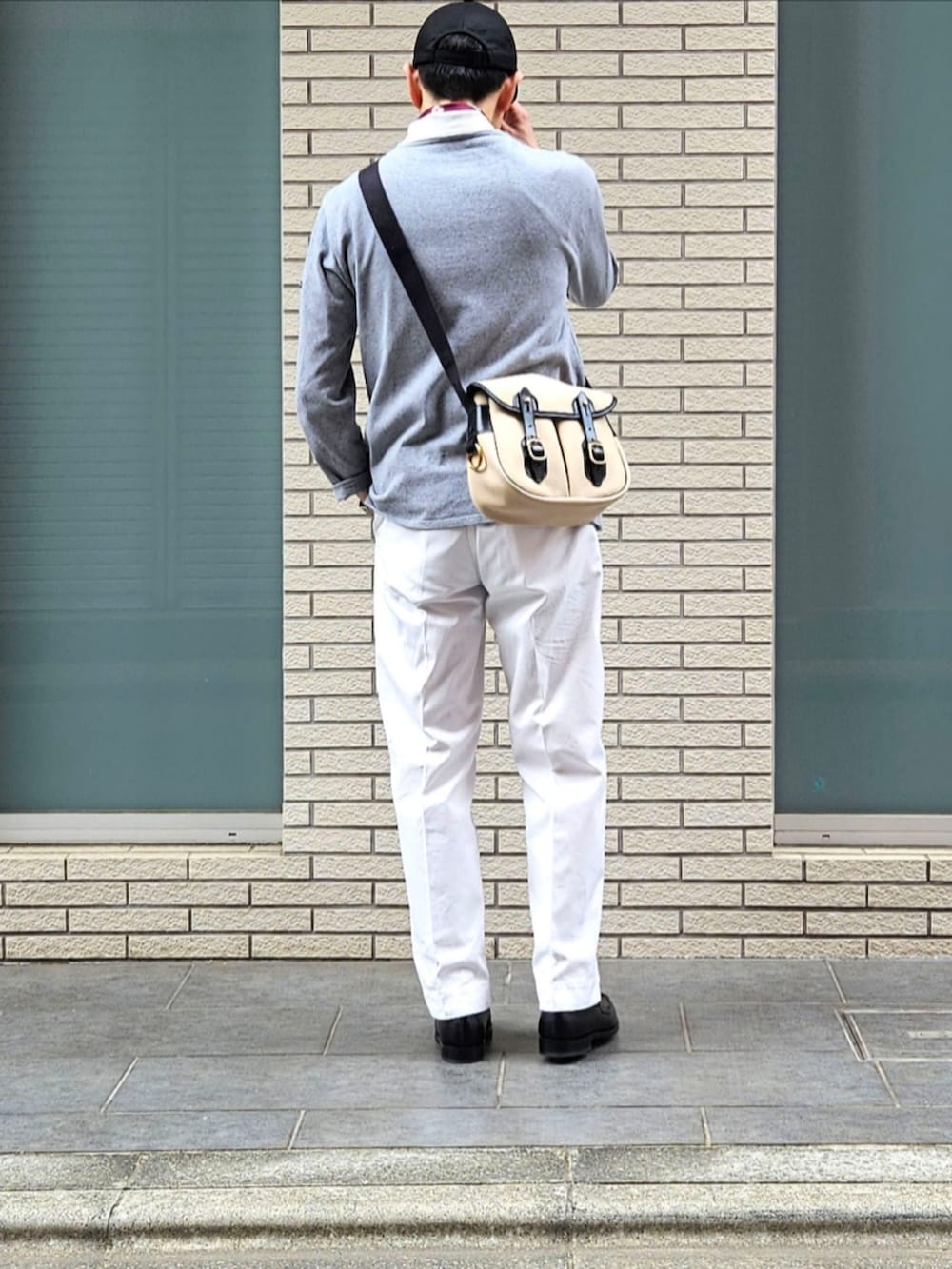 「キャップ、ローファー、白パンツ、バスクシャツ、ポロシャツ、ネッカチーフ、ブレスレット、初老のこうでねぇと、シンプル、メガネ男子、きれいめカジュアル」｜「SAINT JAMESのOUESSANT 杢グレー 仏製 USED（Tシャツ/カットソー、グレー系）」を使った、D・BLUEさん（メンズ・170cm）の夏コーディネートの3枚目の写真