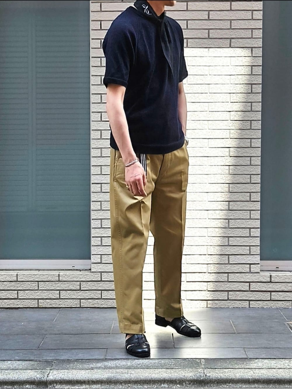 「ネッカチーフ、リネン、夏コーデ、夏だ！Tシャツ着よう！、今日のコーデ、大人カジュアル、休日コーデ、ootd、チノパン、グルカサンダル、初老のこうでねぇと」｜「SHIPSのSHIPS 和紙混紡ニットT（Tシャツ/カットソー、ブルー系）」を使った、D・BLUEさん（メンズ・170cm）の夏コーディネートの2枚目の写真