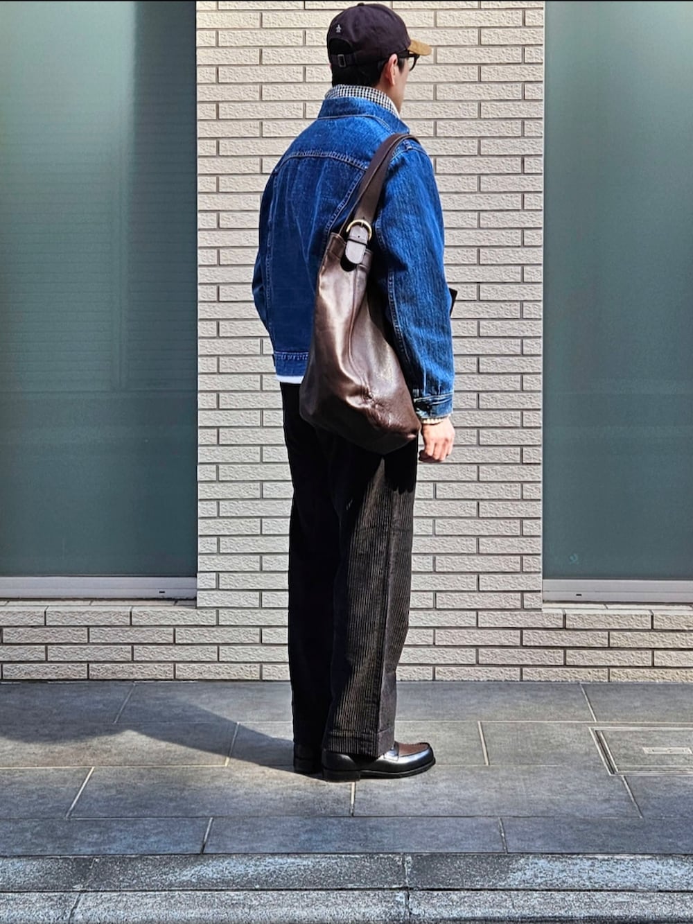 「デニムジャケット、タートルネックニット、コーデュロイパンツ、ローファー、キャップ、ストール、大人カジュアル、休日コーデ、初老のこうでねぇと、メンズファッション、リーバイス、rrl、春めき満開コーデ」｜「Levi'sのLEVI'S 70505 4th bigE 60-70's Vintage（デニムジャケット、ブルー系）」を使った、D・BLUEさん（メンズ・170cm）の春コーディネートの3枚目の写真