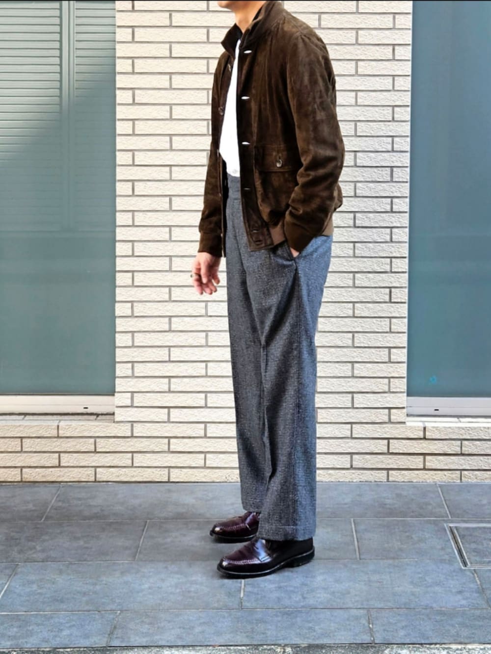 「スエード、グルカパンツ、ローファー、白シャツ、大人カジュアル、休日コーデ、レザー、ブラウン、古着MIX、初老のこうでねぇと」｜「ENRICO MANDELLIのENRICOMANDELLI ヴァルスタリーノタイプ vintageスエードレザーブルゾン ブラウンカーキ（ブルゾン、ブラウン系）」を使った、D・BLUEさん（メンズ・170cm）の秋コーディネートの2枚目の写真