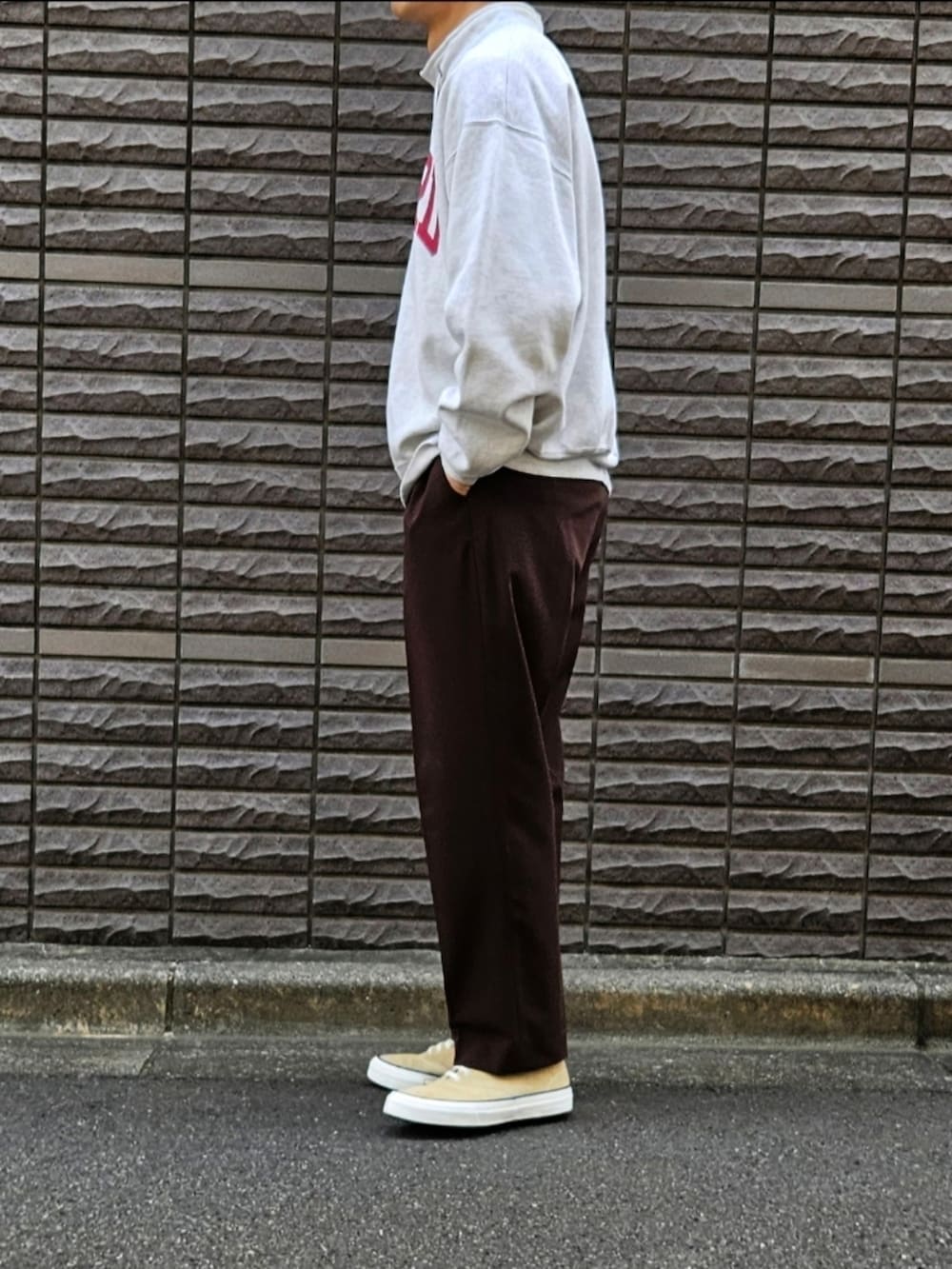 「秋っぽコーデ更新中、スウェット、古着MIX、メンズファッション、今日のコーデ、大人カジュアル、休日コーデ、アメカジスタイル、スニーカーコーデ、初老のこうでねぇと」|「no brandのno brand パロディ系デザイン スタンドカラースウェット アメリカ製 USED 高円寺encoreにて(スウェット、ホワイト系)」を使った、D・BLUEさん(メンズ・170cm)の秋コーディネートの2枚目の写真