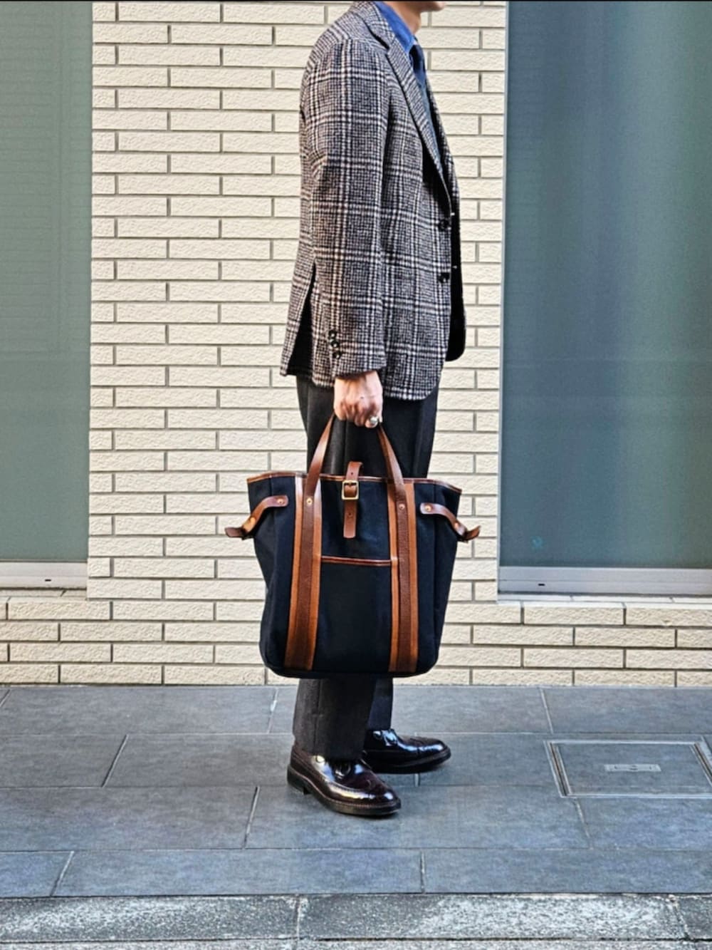 「今日のコーデ、大人カジュアル、ジャケット、スラックス、革靴、トートバッグ、ootd、初老のこうでねぇと、ネクタイ、ニットベスト、ボタンダウンシャツ」｜「Alfonso SiricaのAlfonsoSirica FERLA社 ベビーアルパカウール グレンプレイドライトツイードJKT handmade（テーラードジャケット、ブラウン系）」を使った、D・BLUEさん（メンズ・170cm）の冬コーディネートの2枚目の写真
