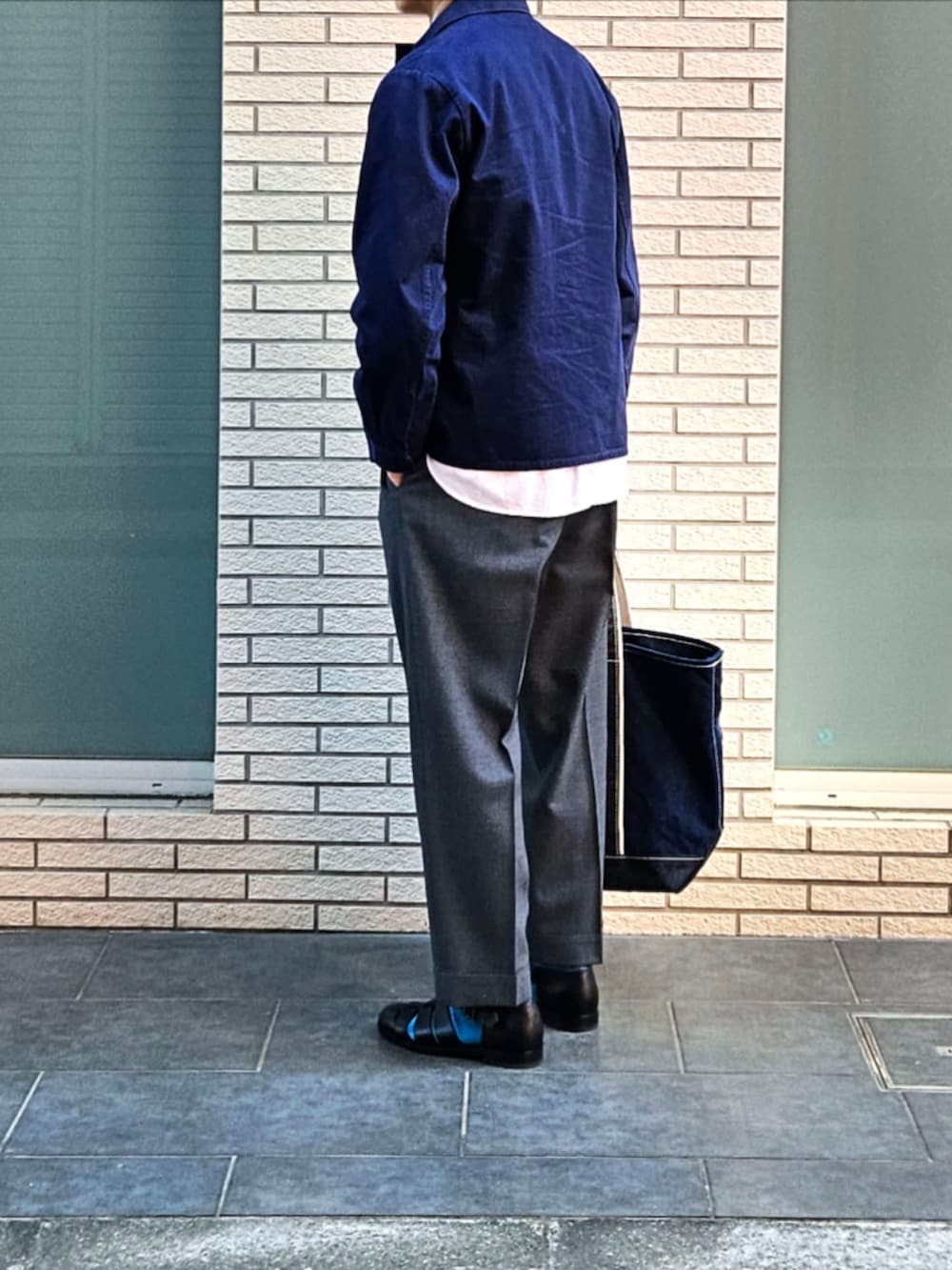 「スカーフ、メンズファッション、大人カジュアル、休日コーデ、ワークジャケット、トートバッグ、ベレー帽×メガネ、初老のこうでねぇと、スラックス、グルカサンダル、フレンチカジュアル」｜「Euro Vintage のEuro Vintage 90' ジャーマンワークジャケット NAVYヘリンボーン（カバーオール、ブルー系）」を使った、D・BLUEさん（メンズ・170cm）の春コーディネートの2枚目の写真